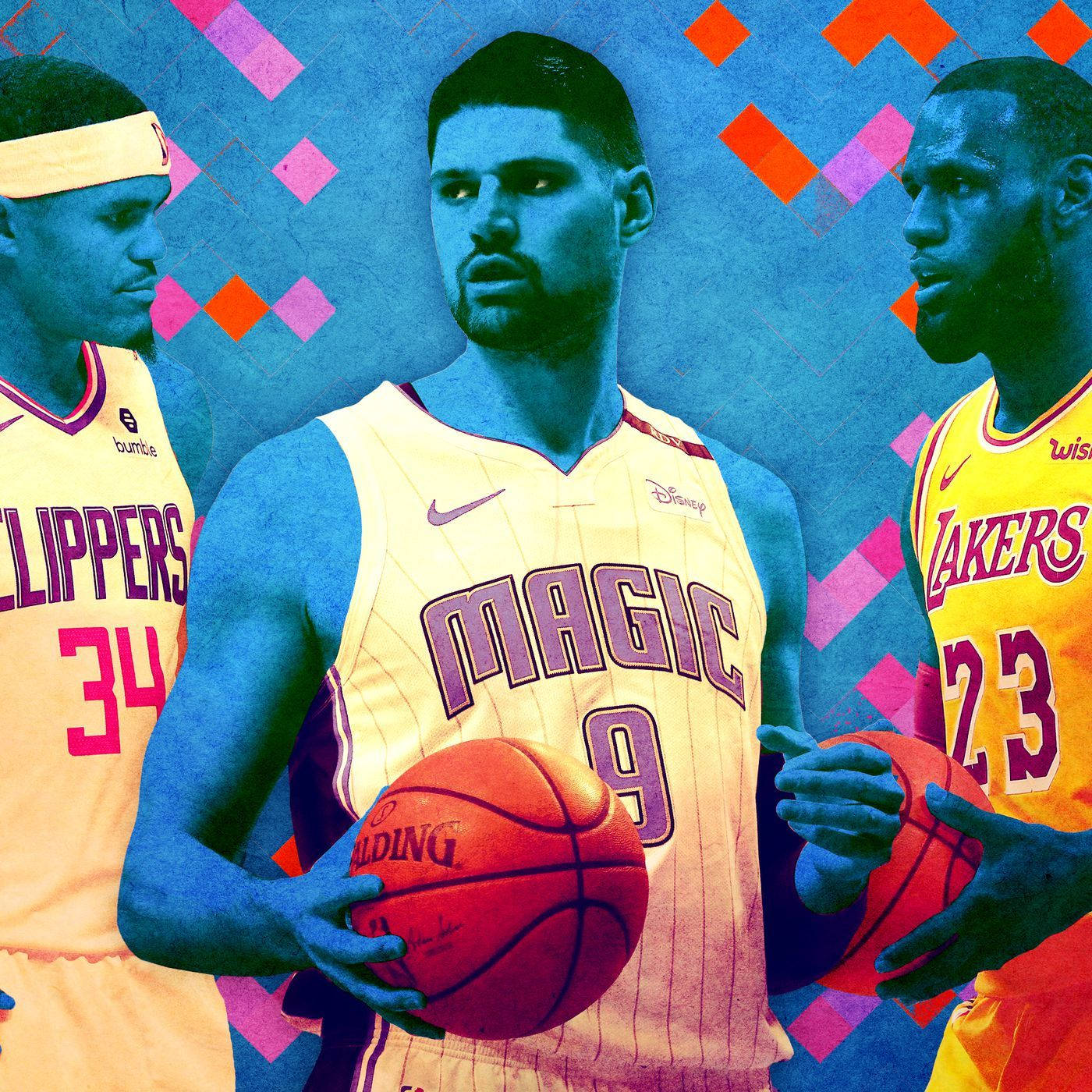 NBA 桌布 壁紙 — 三名身穿球隊球衣的籃球運動員，在充滿活力的幾何背景（帶有藍色、粉紅色和橙色色調）前手持籃球。