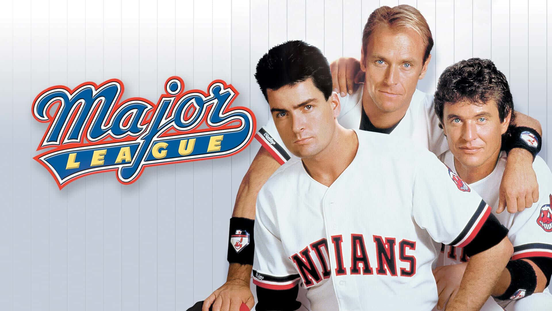 Major League Movie 桌布 壁紙 — 三名身穿白色印第安人隊球衣的棒球運動員自信地在帶有美職聯標誌的細條紋背景前擺姿勢。