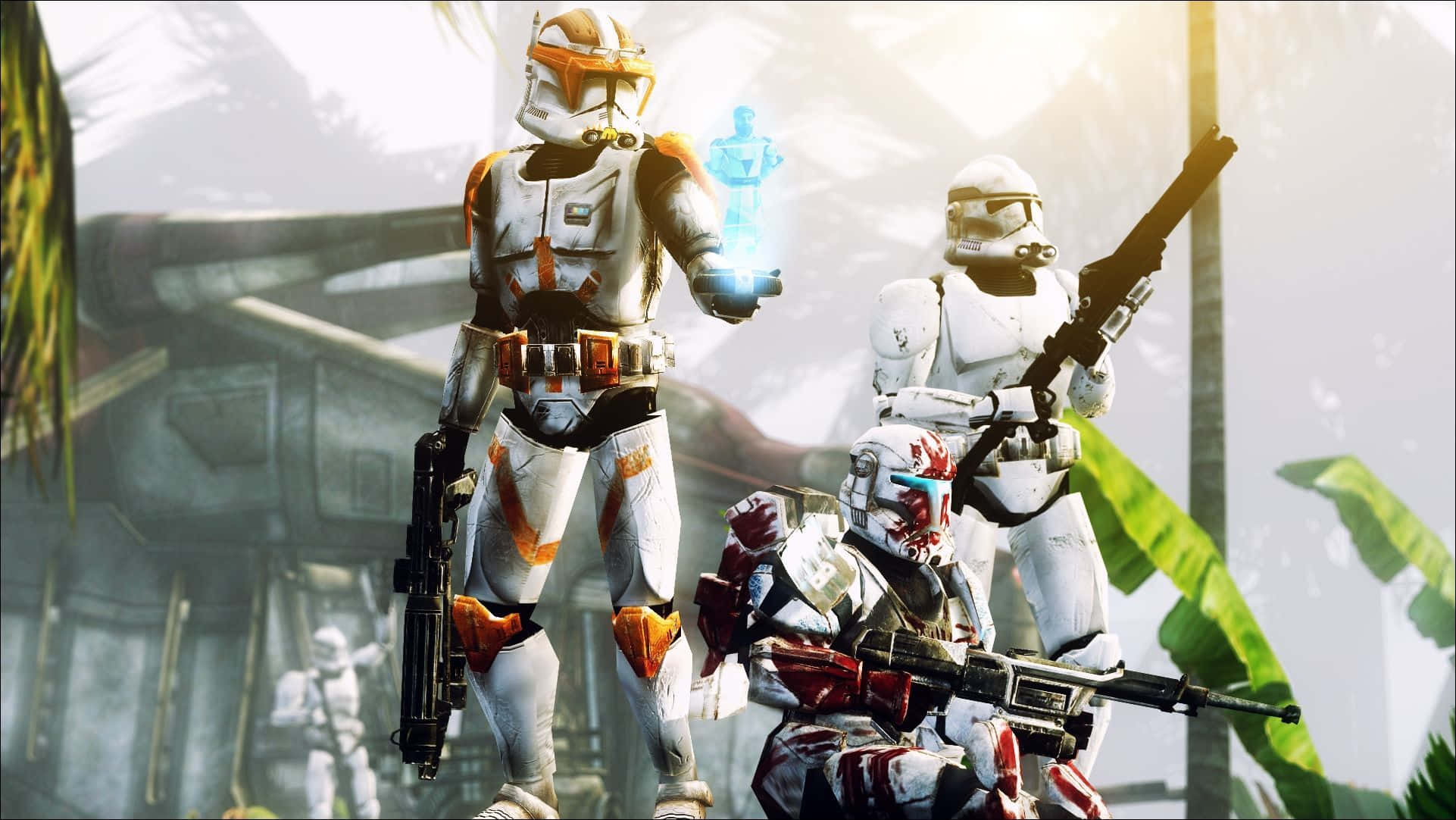 Clone Wars 桌布 壁紙 — 三名身穿白色和橙色裝甲的複製人突擊兵在叢林中準備就緒，其中一人手持發光的藍色全息投影。