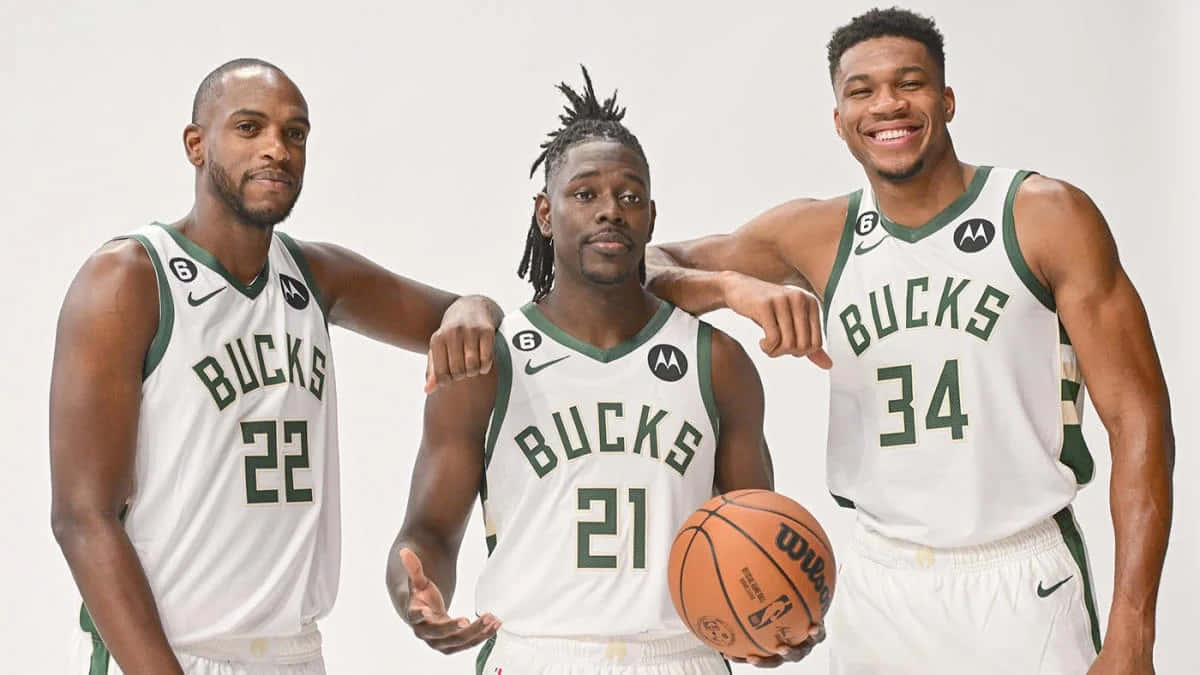 Bucks 桌布 壁紙 — 三名身穿白色和綠色球衣的密爾瓦基公鹿籃球運動員在純白色背景前自信地拿著籃球擺姿勢。