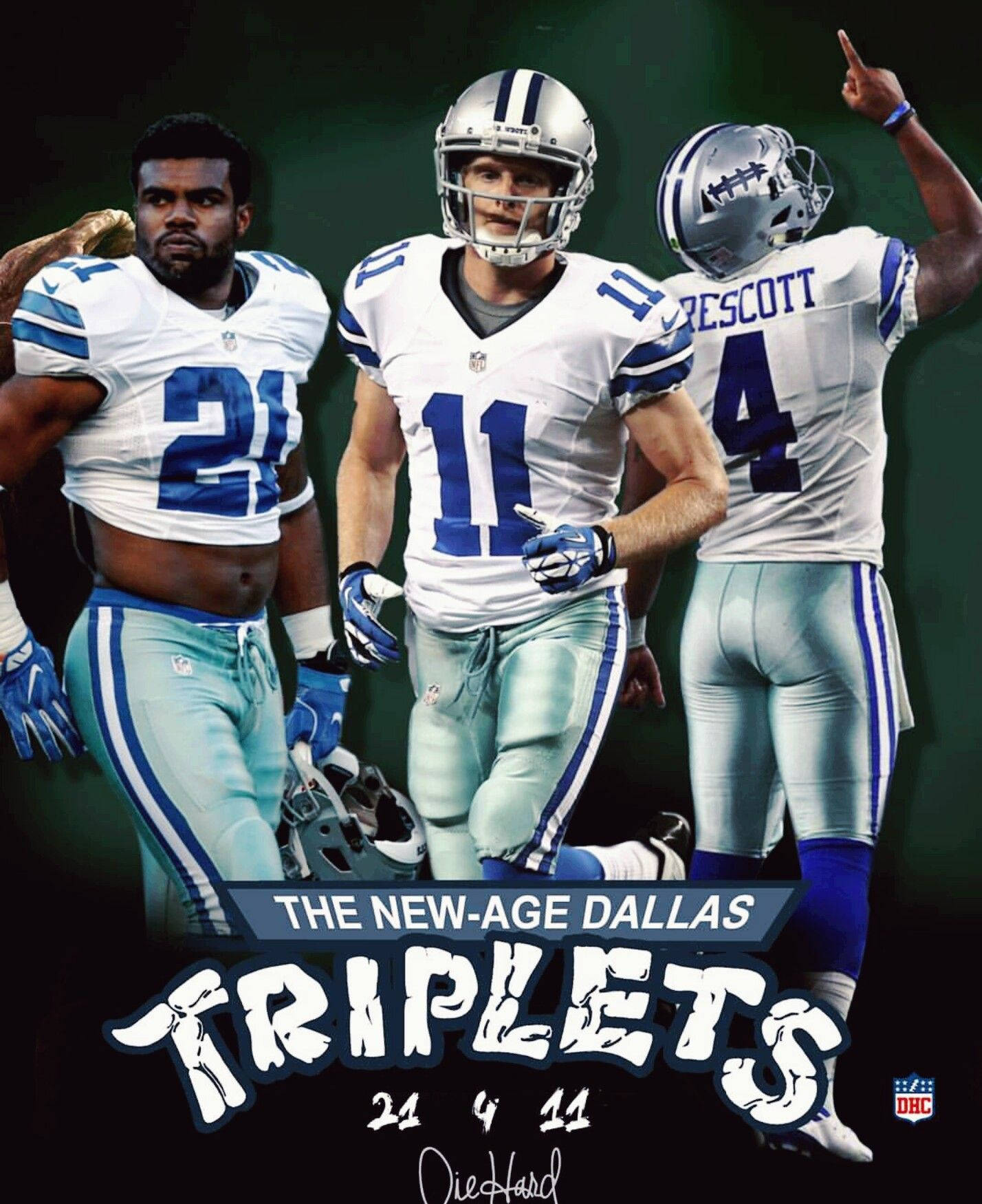 Dak Prescott 桌布 壁紙 — 三名身穿白色和藍色球衣的達拉斯牛仔隊美式足球員在深綠色背景前自信地擺姿勢，下方有粗體文字。