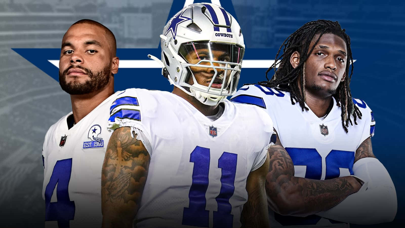 Dallas Cowboys Players 桌布 壁紙 — 三名身穿白色球衣、帶有藍色號碼的達拉斯牛仔隊美式足球員，在模糊的體育場背景下自信地擺姿勢。