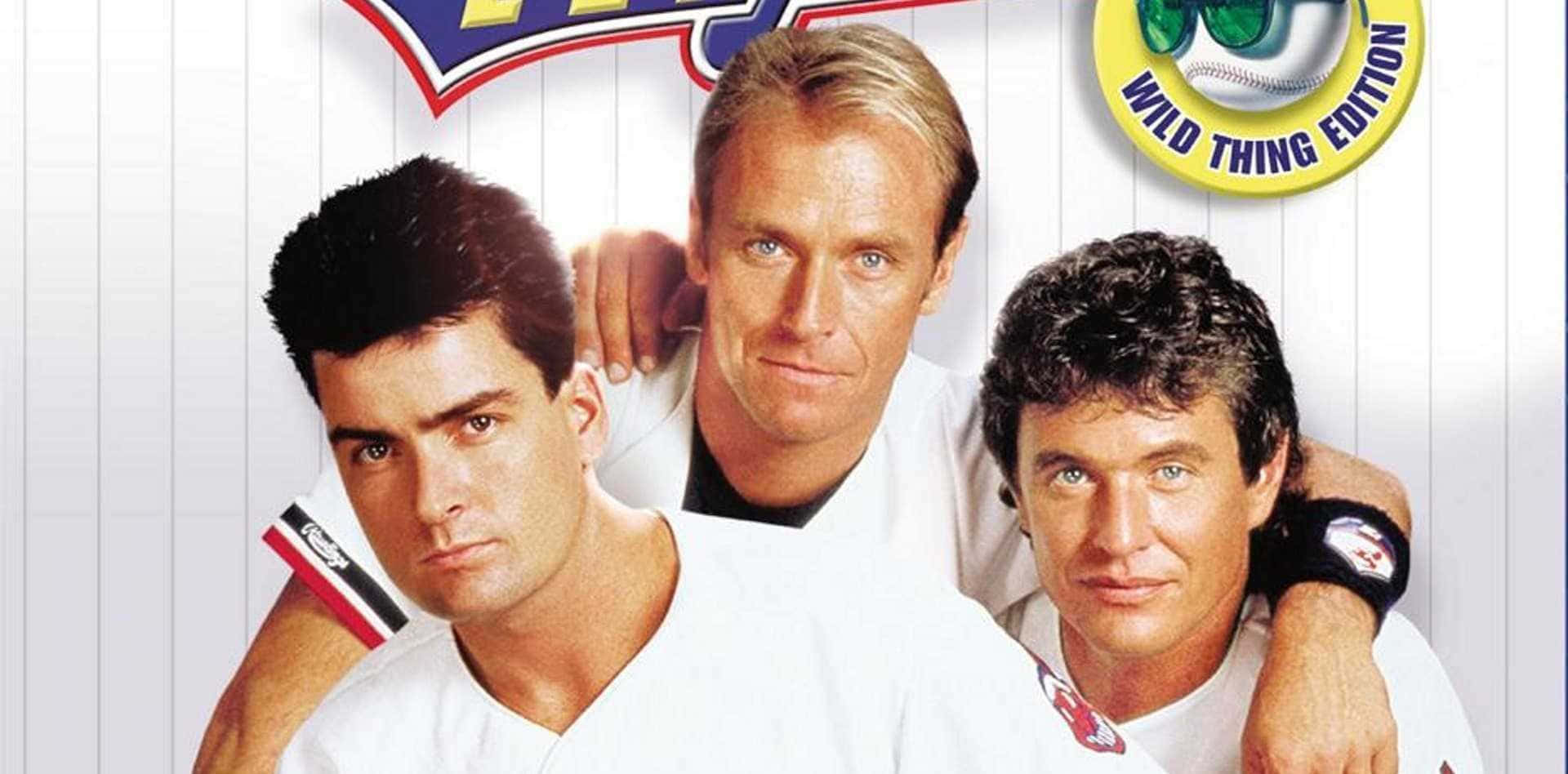 Major League Movie 桌布 壁紙 — 三名身穿白色球衣的棒球運動員自信地在條紋背景前擺姿勢，帶有「Wild Thing Edition」標誌。