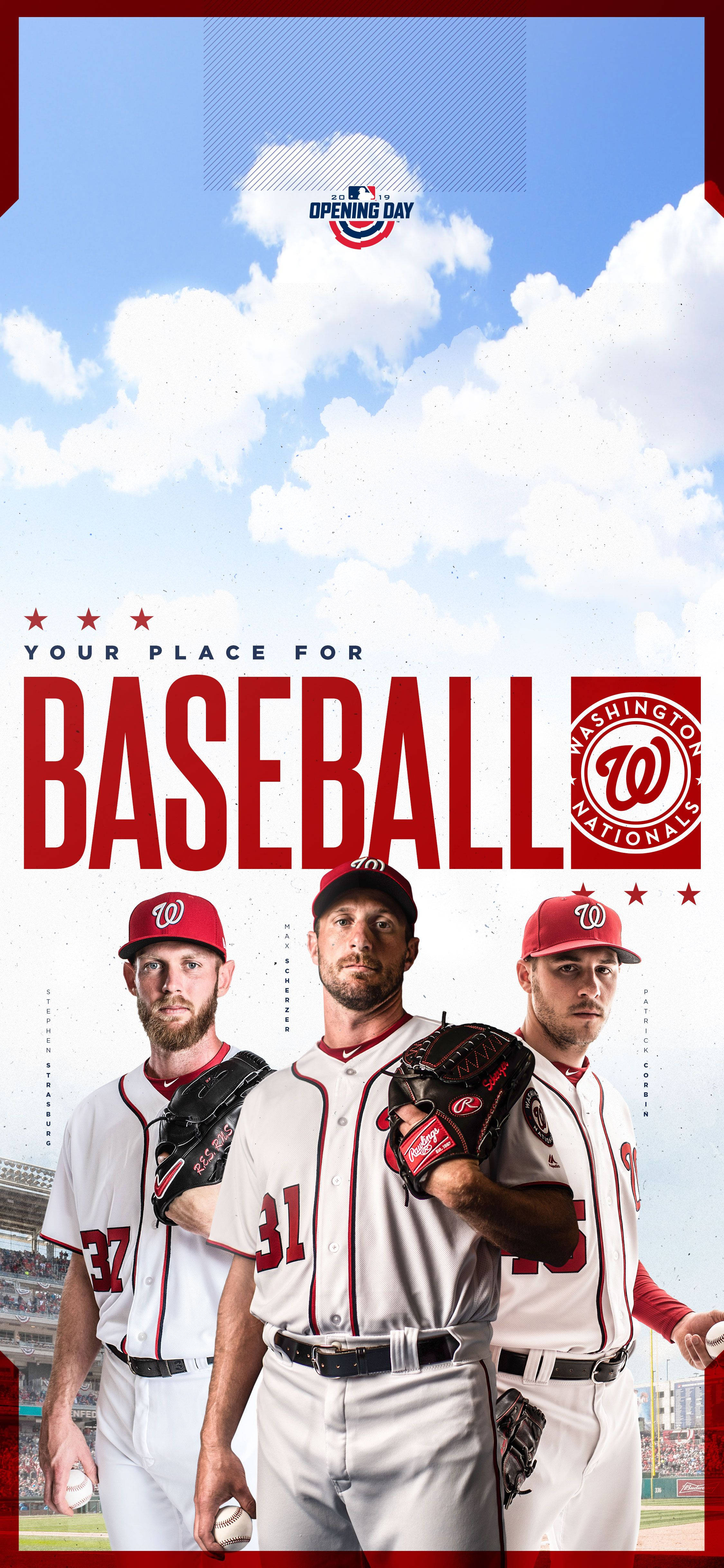 Nationals 桌布 壁紙 — 三名身穿白色球衣的華盛頓國民隊棒球運動員自信地站在明亮的藍天白雲下。