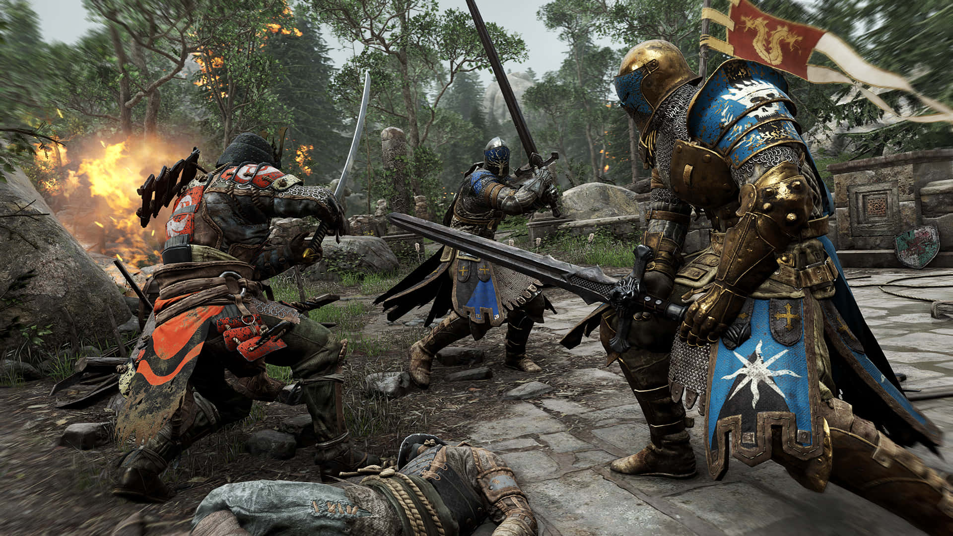 Female Samurai For Honor 桌布 壁紙 — 三名身穿盔甲的戰士在森林空地中交鋒，周圍有火焰和倒下的同伴，以及石頭廢墟。