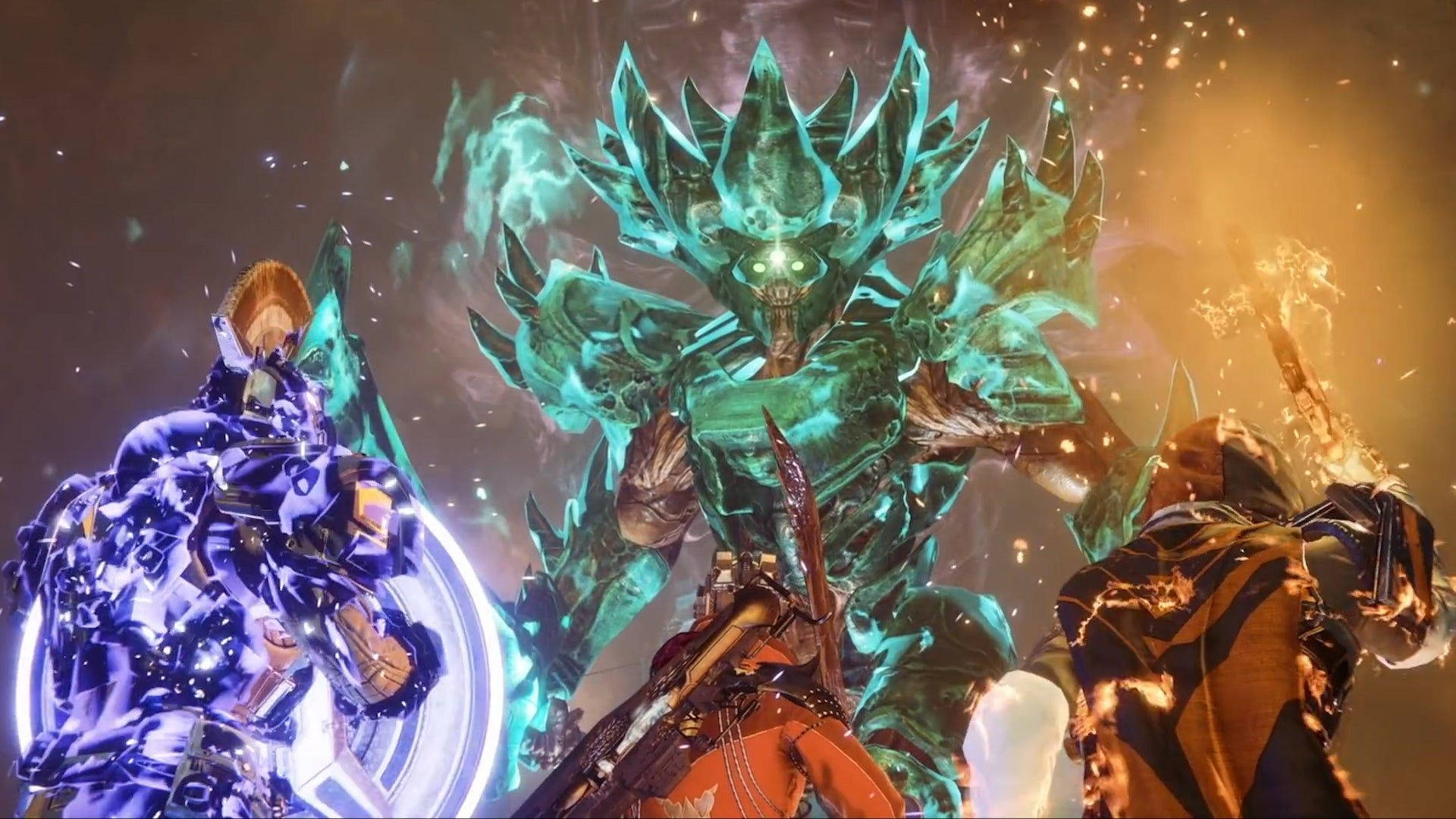 destiny 2 shadowkeep 桌布 壁紙 — 三名身穿盔甲的戰士在熾熱的火花和黑煙中，面對一個高聳發光的青綠色水晶怪物。