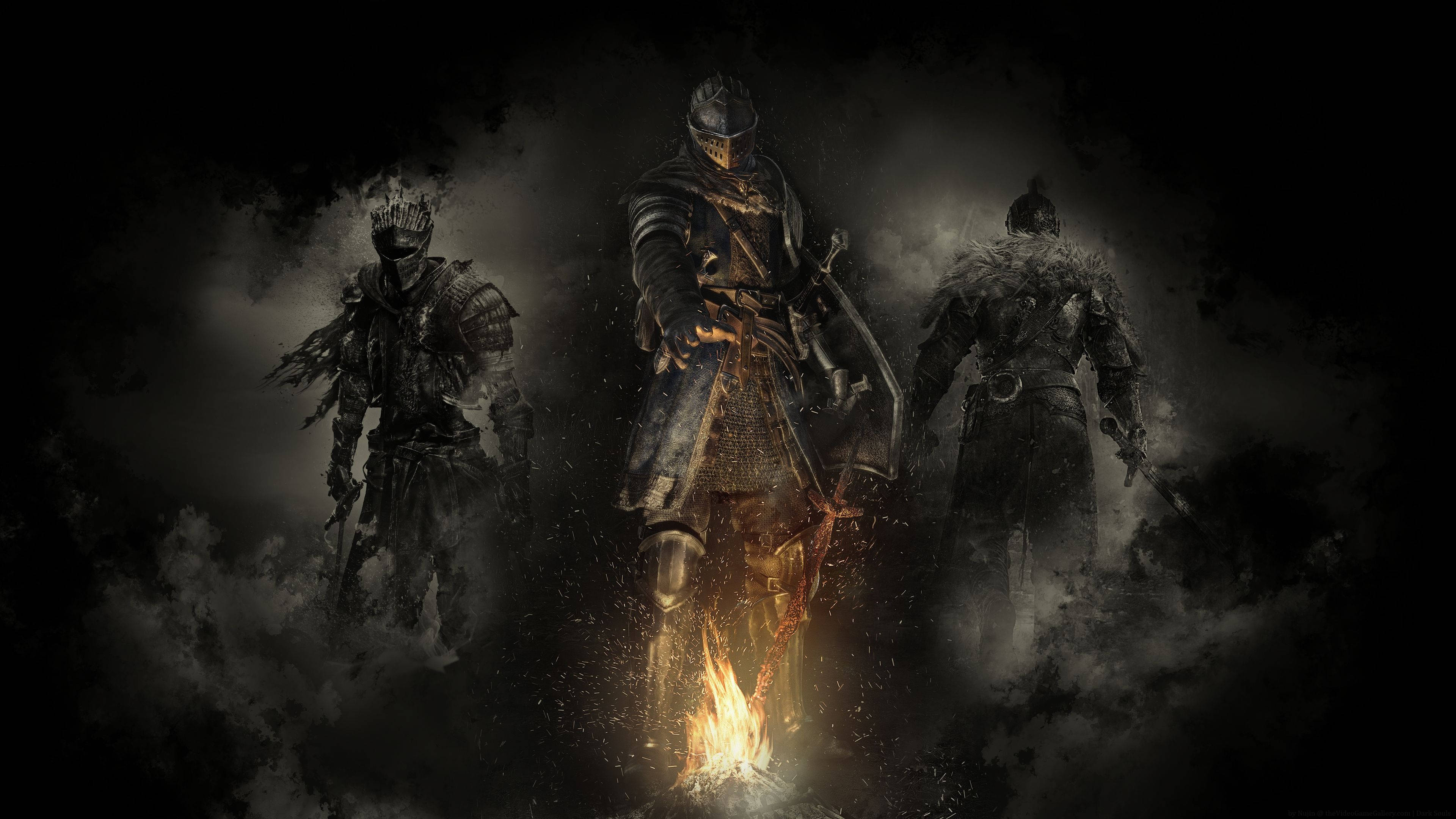 dark souls 4K 桌布 壁紙 — 三名身穿盔甲的騎士站在黑暗迷霧的風景中，圍繞著閃爍的營火，詭異的光芒映照在他們破舊的裝備上。