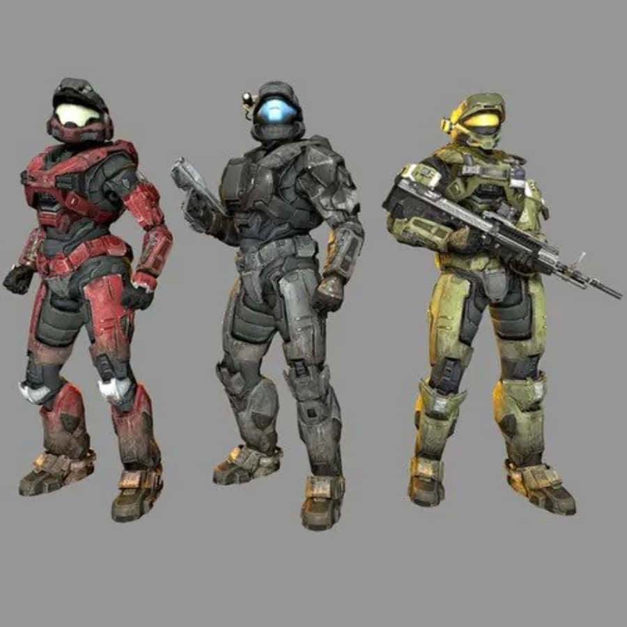 Halo Spartans 桌布 壁紙 — 三名身穿紅色、灰色和綠色戰鬥服的裝甲士兵，在純灰色背景前準備就緒。