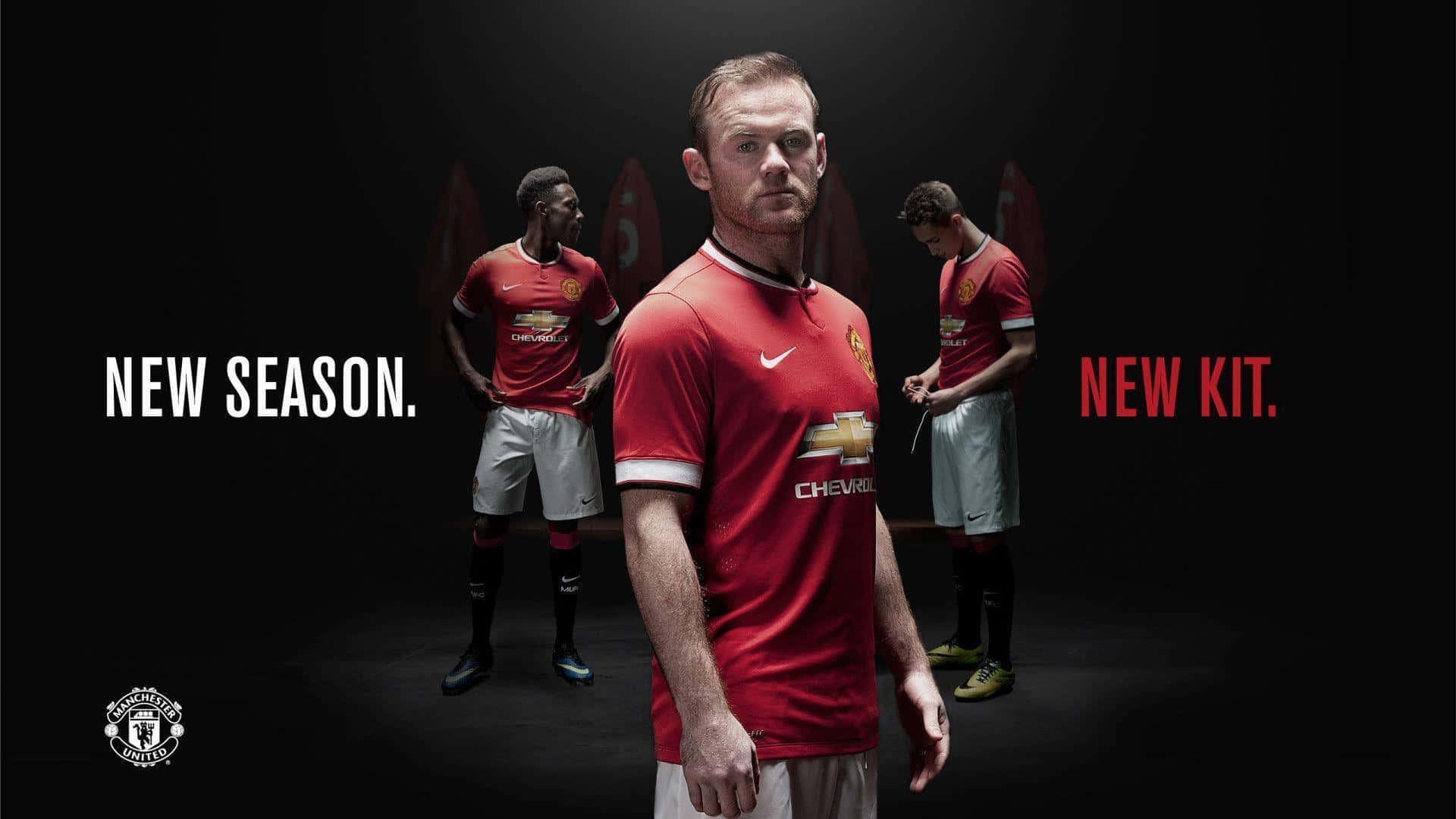 Wayne Rooney 桌布 壁紙 — 三名身穿紅色曼聯球衣的足球員站在深色攝影棚背景前，粗體文字宣佈新賽季和新球衣。