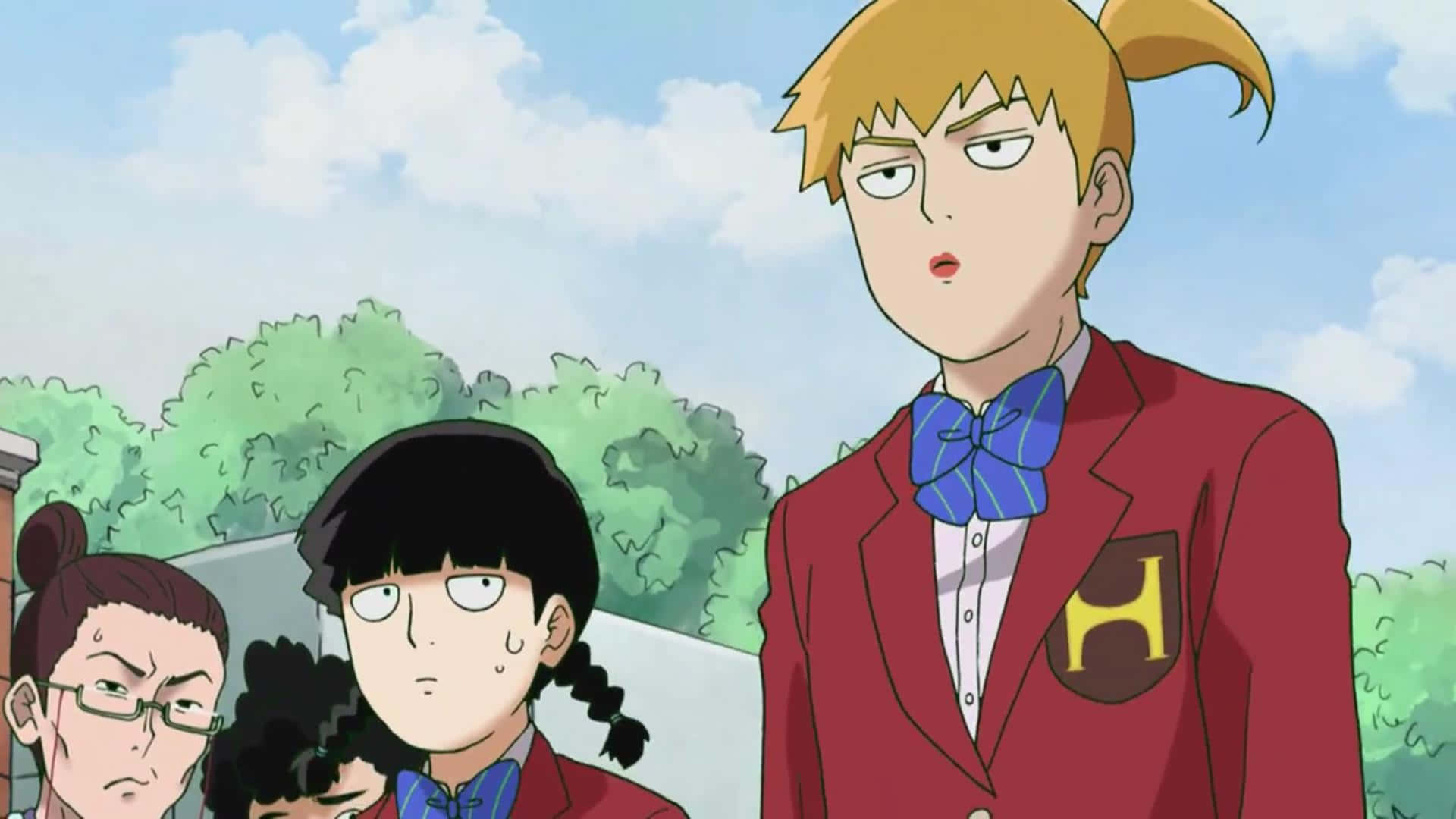 Mob Psycho 桌布 壁紙 — 三名身穿紅色校服、戴著藍色蝴蝶結的動漫學生，站在戶外，頭頂是晴朗的藍天和白雲。