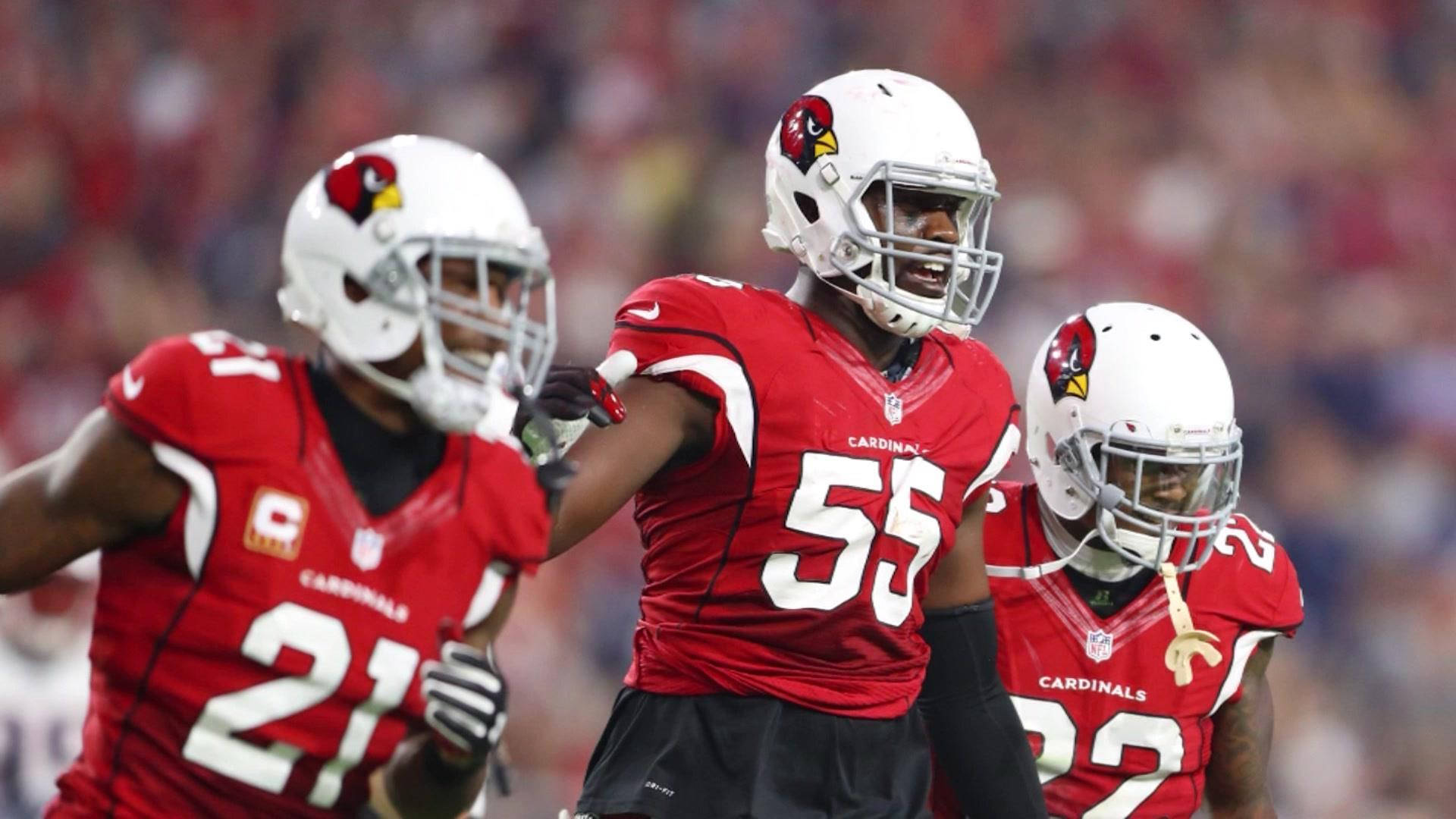 Arizona Cardinals 桌布 壁紙 — 三名身穿紅色球衣的亞利桑那紅雀隊美式足球員在比賽期間於球場上激烈慶祝。