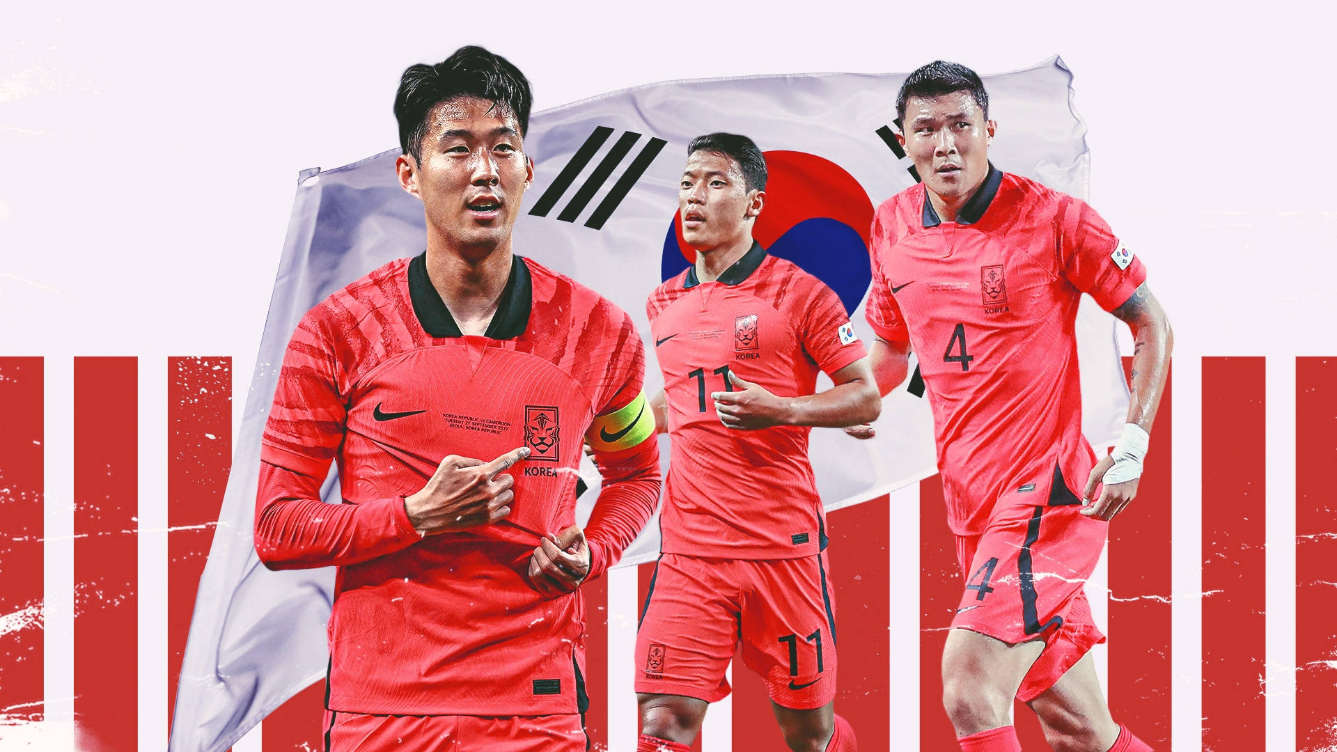 Football Players 桌布 壁紙 — 三名身穿紅色球衣的南韓足球員在國旗和鮮紅色條紋的背景襯托下動感奔跑。
