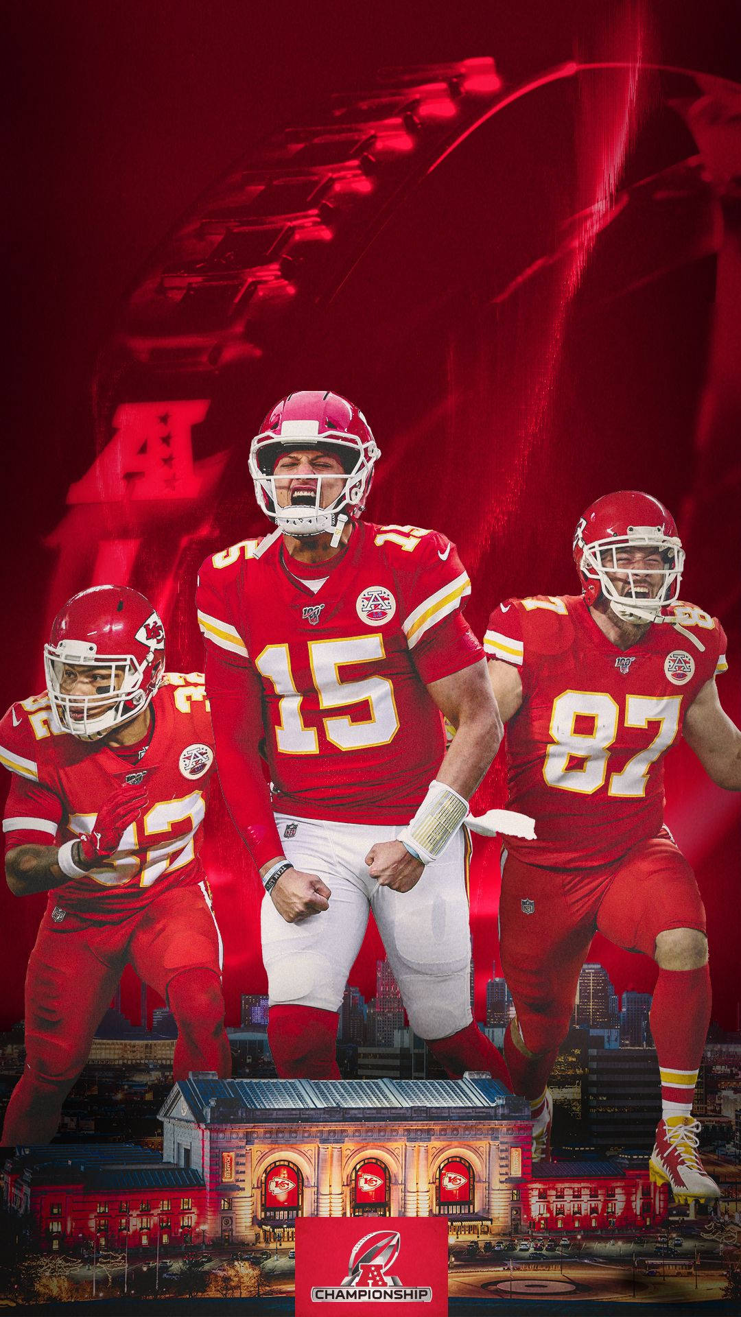 Kansas City Chiefs Cool 桌布 壁紙 — 三名身穿紅色球衣的堪薩斯城酋長隊美式足球員，在閃耀的紅色體育場背景下，伴隨著冠軍獎盃剪影向前邁進。
