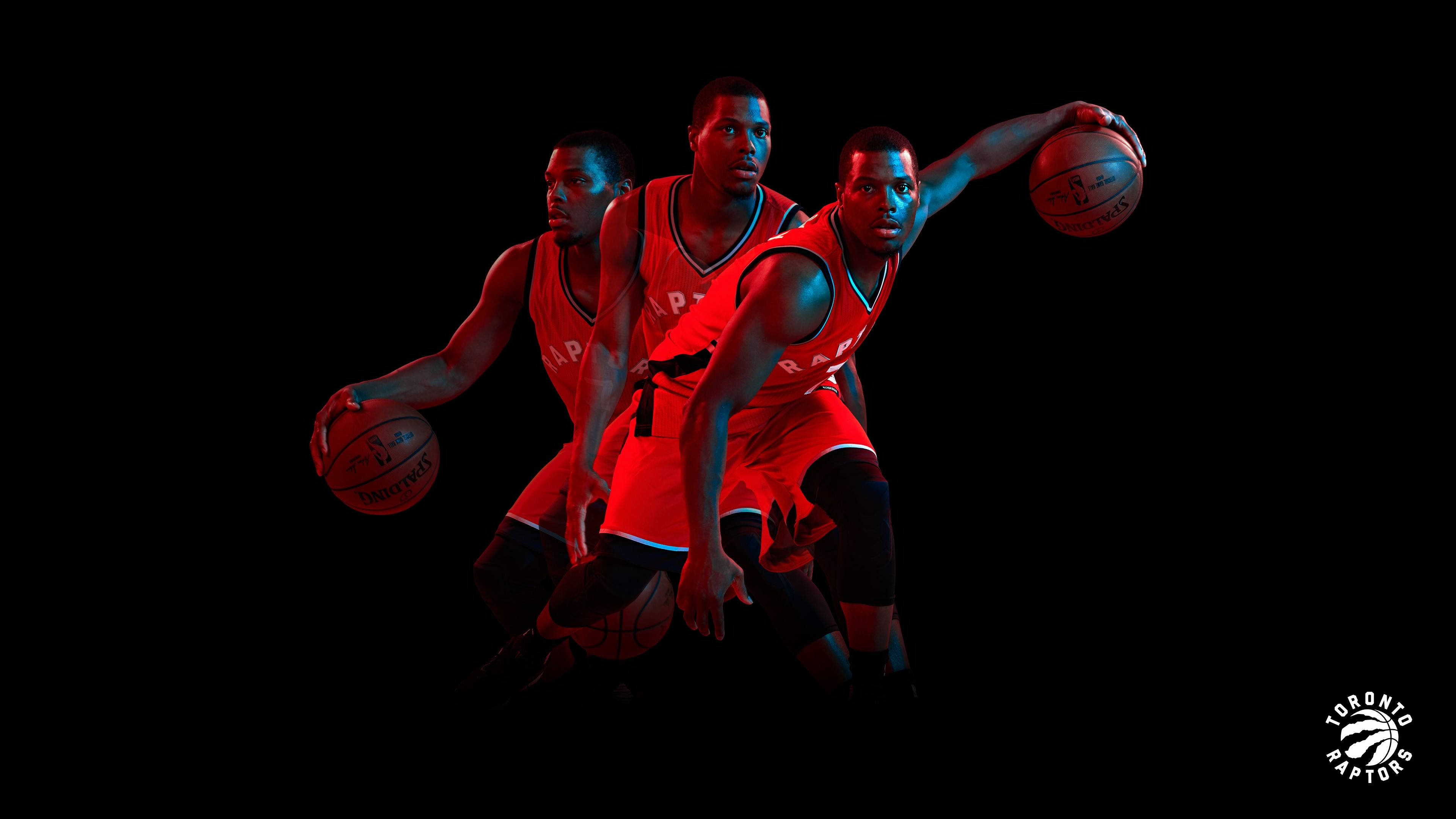Lowry 桌布 壁紙 — 三名身穿紅色球衣的多倫多暴龍隊籃球運動員在黑色背景前，配合戲劇性的紅色和藍色燈光，動態地擺出姿勢。