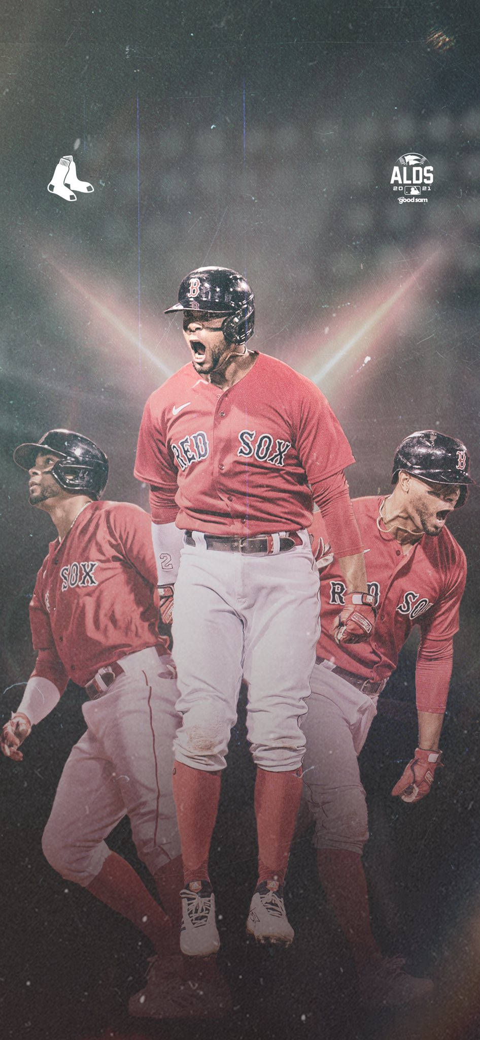 Red Sox 桌布 壁紙 — 三名身穿紅色球衣的波士頓紅襪棒球選手在夜間球場燈光下熱情慶祝。