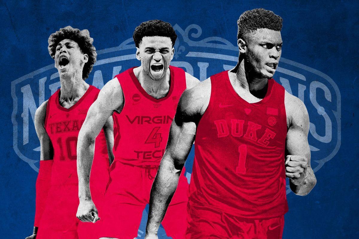 Zion 桌布 壁紙 — 三名身穿紅色球衣的激烈籃球運動員在帶有褪色「NEW ORLEANS」標誌的藍色背景上向前衝刺。