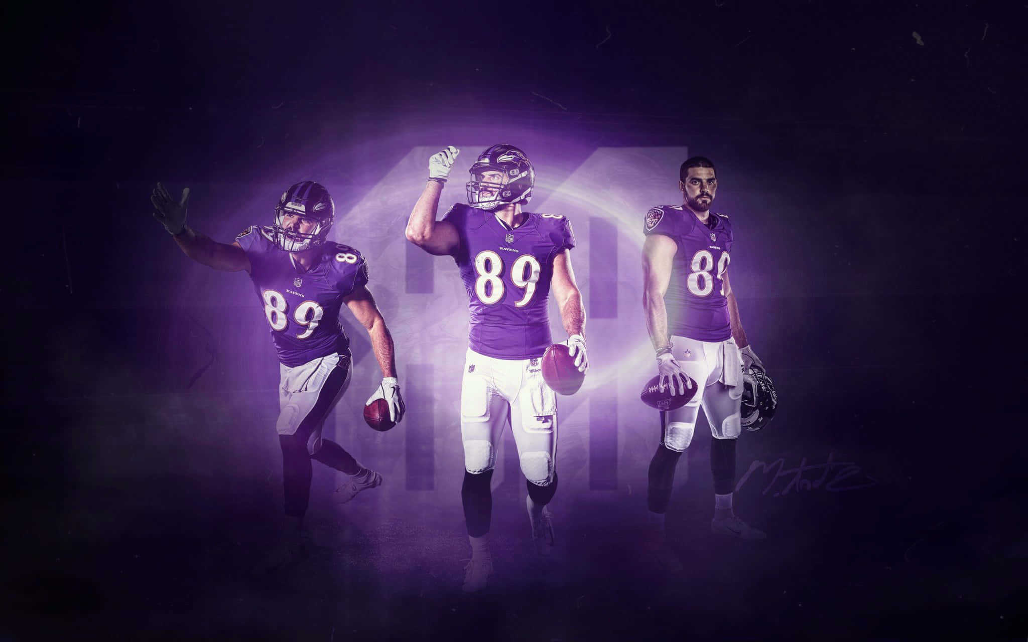 Mark Andrews 桌布 壁紙 — 三名身穿紫色球衣、號碼89的巴爾的摩烏鴉隊美式足球員，在發光的紫色和黑色背景前動態站立。