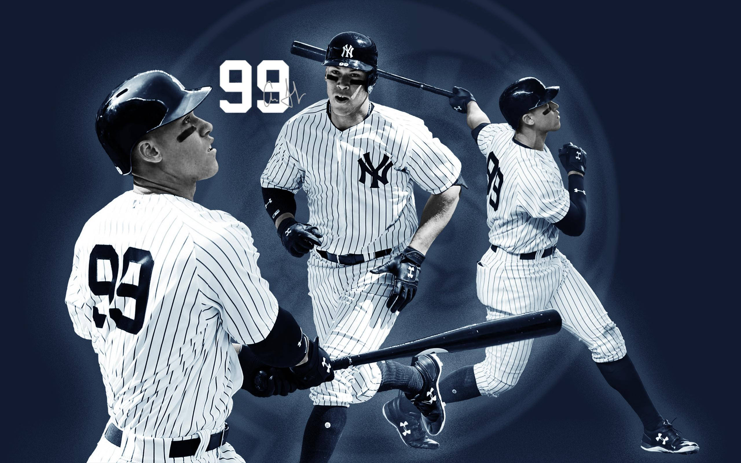 Aaron Judge 桌布 壁紙 — 三名身穿細條紋球衣的紐約洋基棒球選手，在帶有數字99的深藍色漩渦背景前，動態地揮舞球棒擺姿勢。