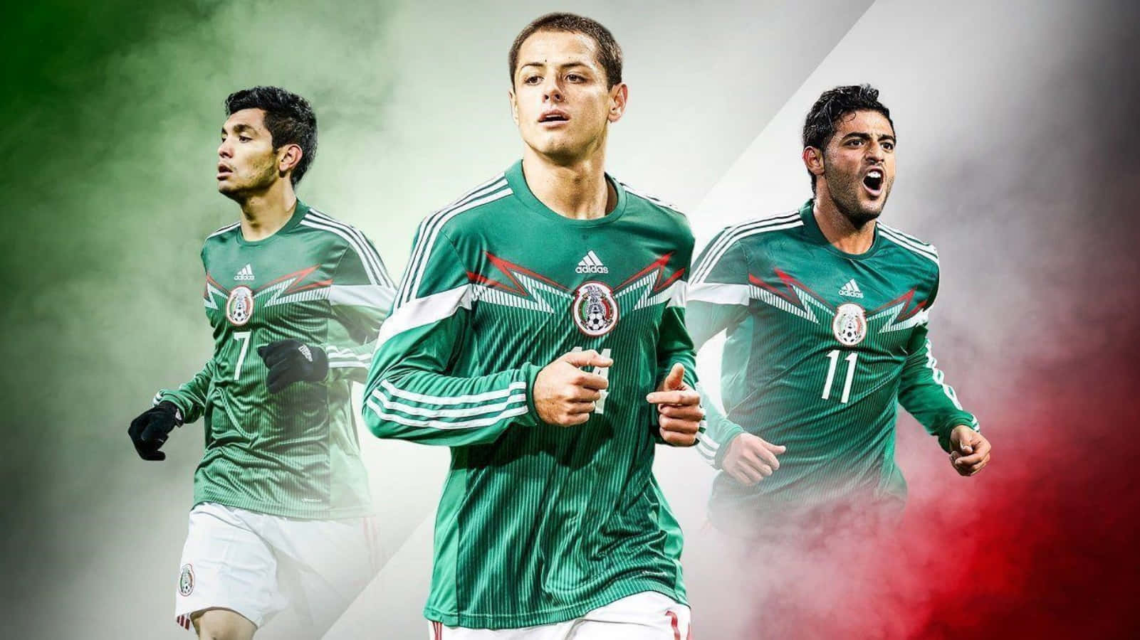 Mexico Soccer 桌布 壁紙 — 三名身穿綠色球衣的墨西哥足球員在綠色、白色和紅色的煙霧背景下衝刺。