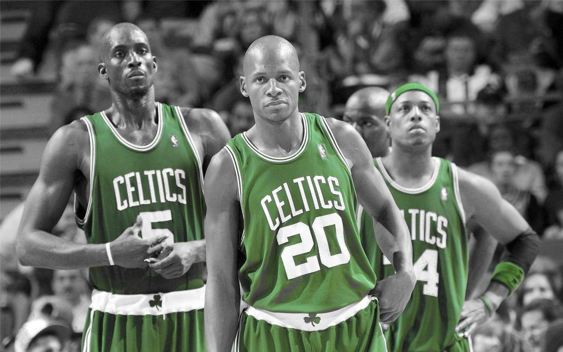 Paul Pierce 桌布 壁紙 — 三名身穿綠色球衣的波士頓塞爾提克籃球運動員莊嚴地站在球場上，身後是模糊的人群。