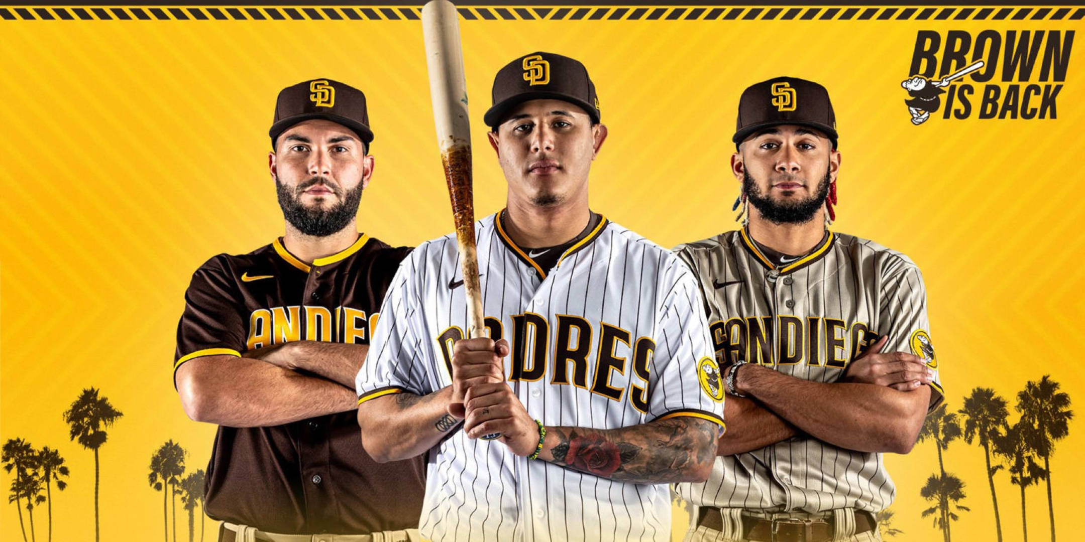 Padres 桌布 壁紙 — 三名身穿聖地牙哥教士隊球衣的棒球選手在充滿活力的黃色背景和棕櫚樹前自信地擺姿勢。