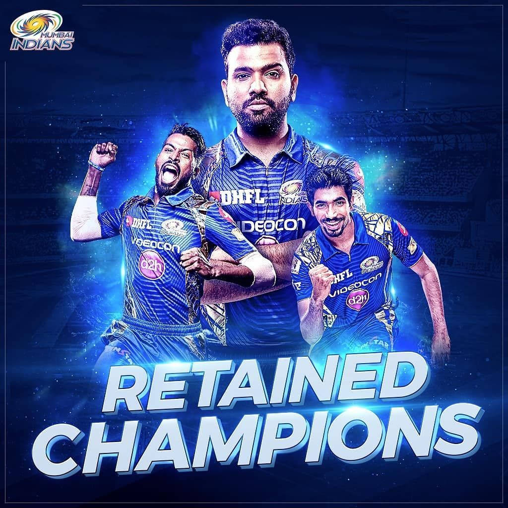 Mumbai Indians 桌布 壁紙 — 三名身穿藍色球衣的孟買印第安人板球選手在發光的宇宙體育場背景下慶祝，並帶有 'RETAINED CHAMPIONS' 文字。