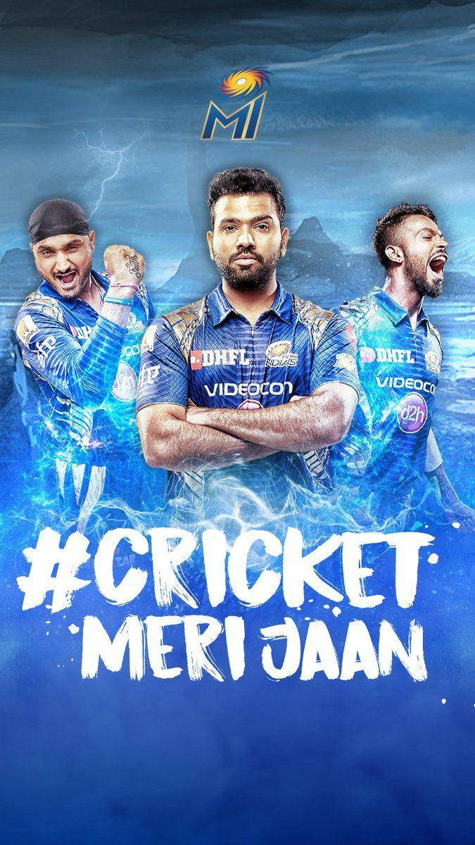 Mumbai Indians 桌布 壁紙 — 三名身穿藍色球衣的板球運動員在閃電和山脈剪影的暴風雨藍色背景前動態擺姿勢。