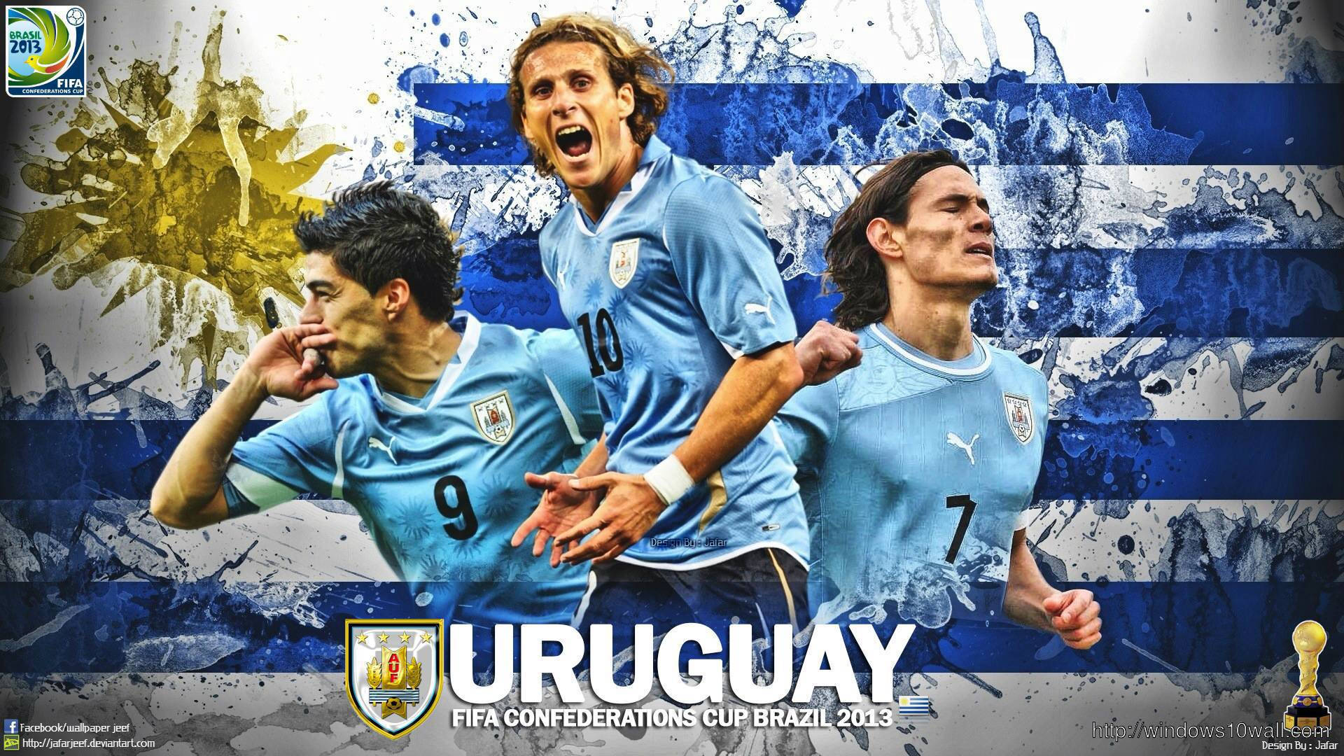 Uruguay 桌布 壁紙 — 三名身穿藍色球衣的烏拉圭足球員在動態的藍色和金色潑濺背景下熱情慶祝。