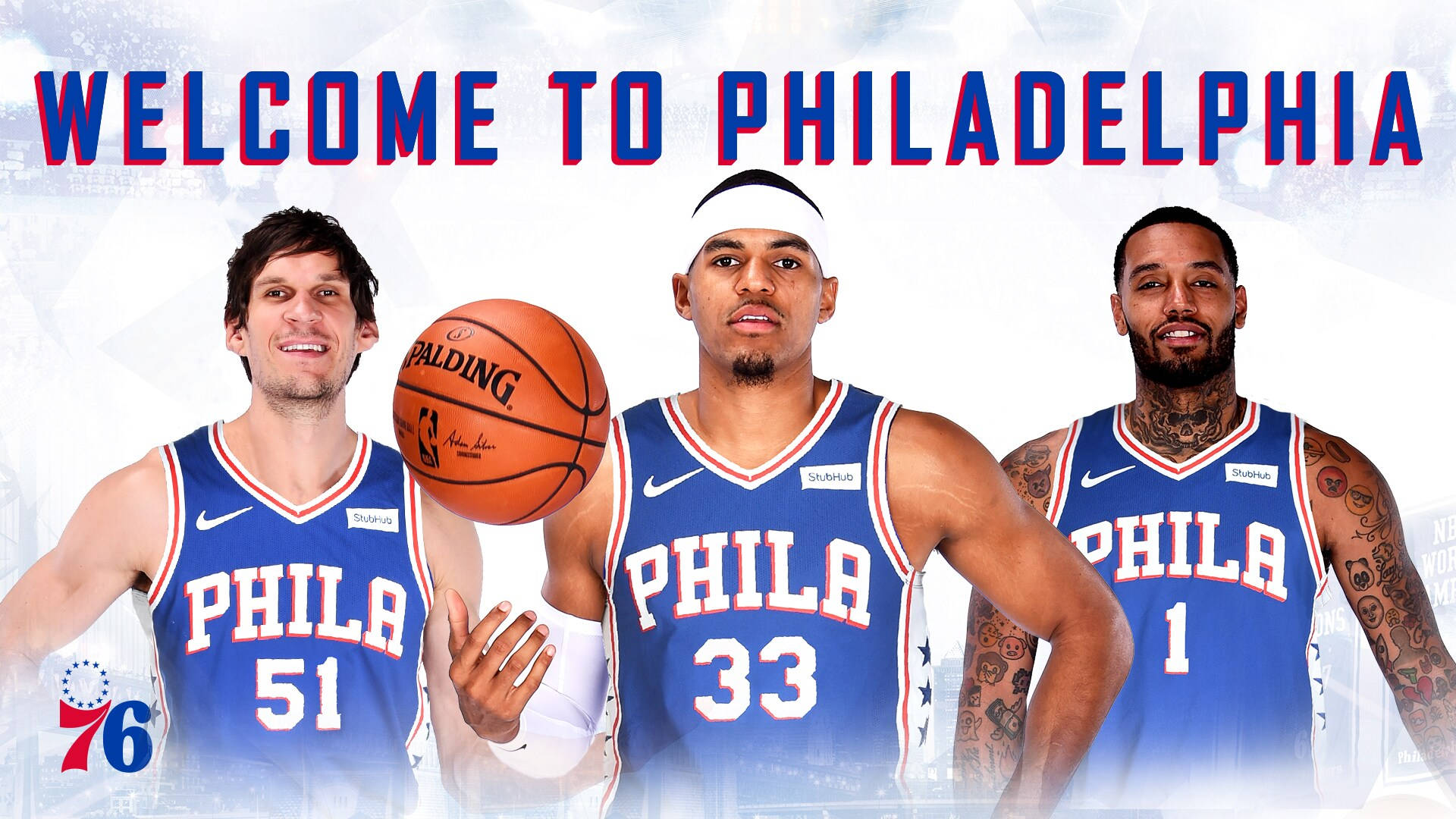 76ers 桌布 壁紙 — 三名身穿藍色球衣的費城76人籃球運動員，以城市天際線為背景，自信地拿著籃球擺姿勢。