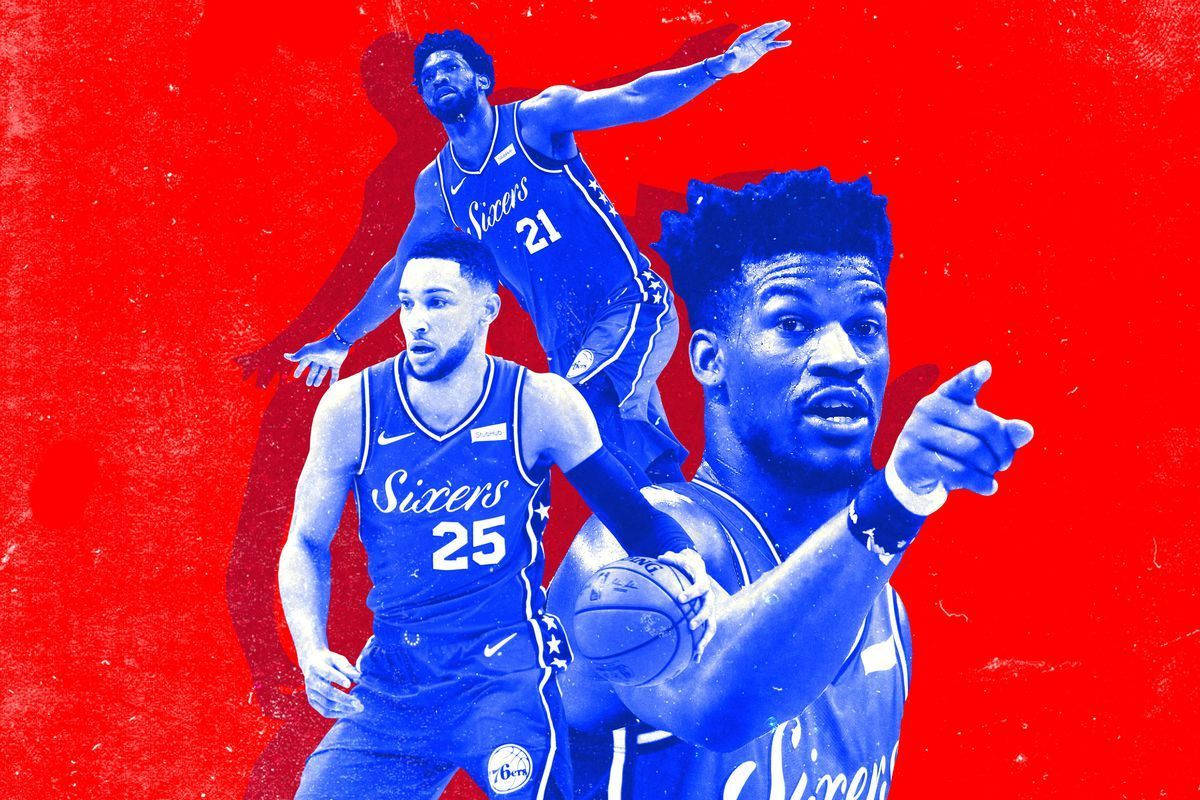 NBA 桌布 壁紙 — 三名身穿藍色球衣的費城76人籃球運動員在紋理紅色背景上跳躍並指向。