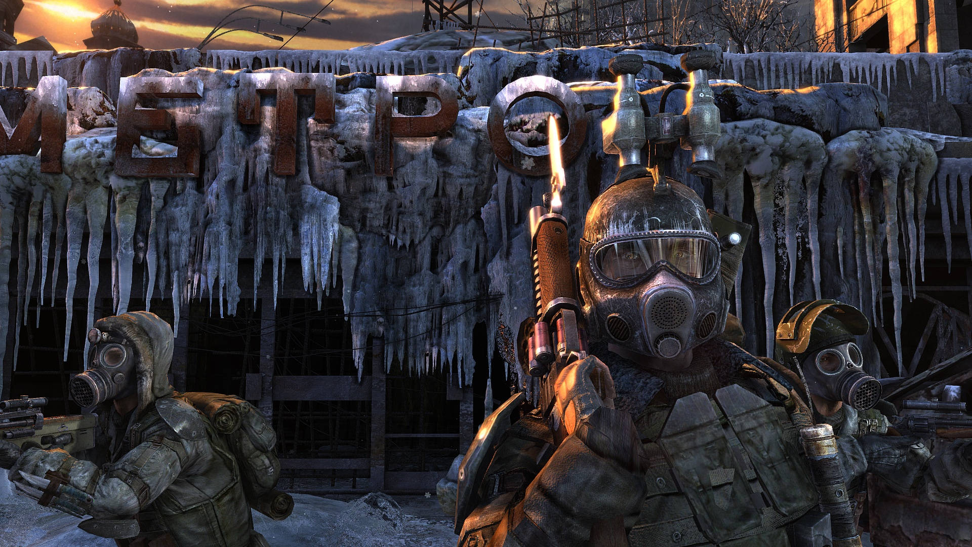 Metro 2033 桌布 壁紙 — 三名身穿裝甲、戴著防毒面具的倖存者，在日落時分守衛在冰封的地鐵站入口前。
