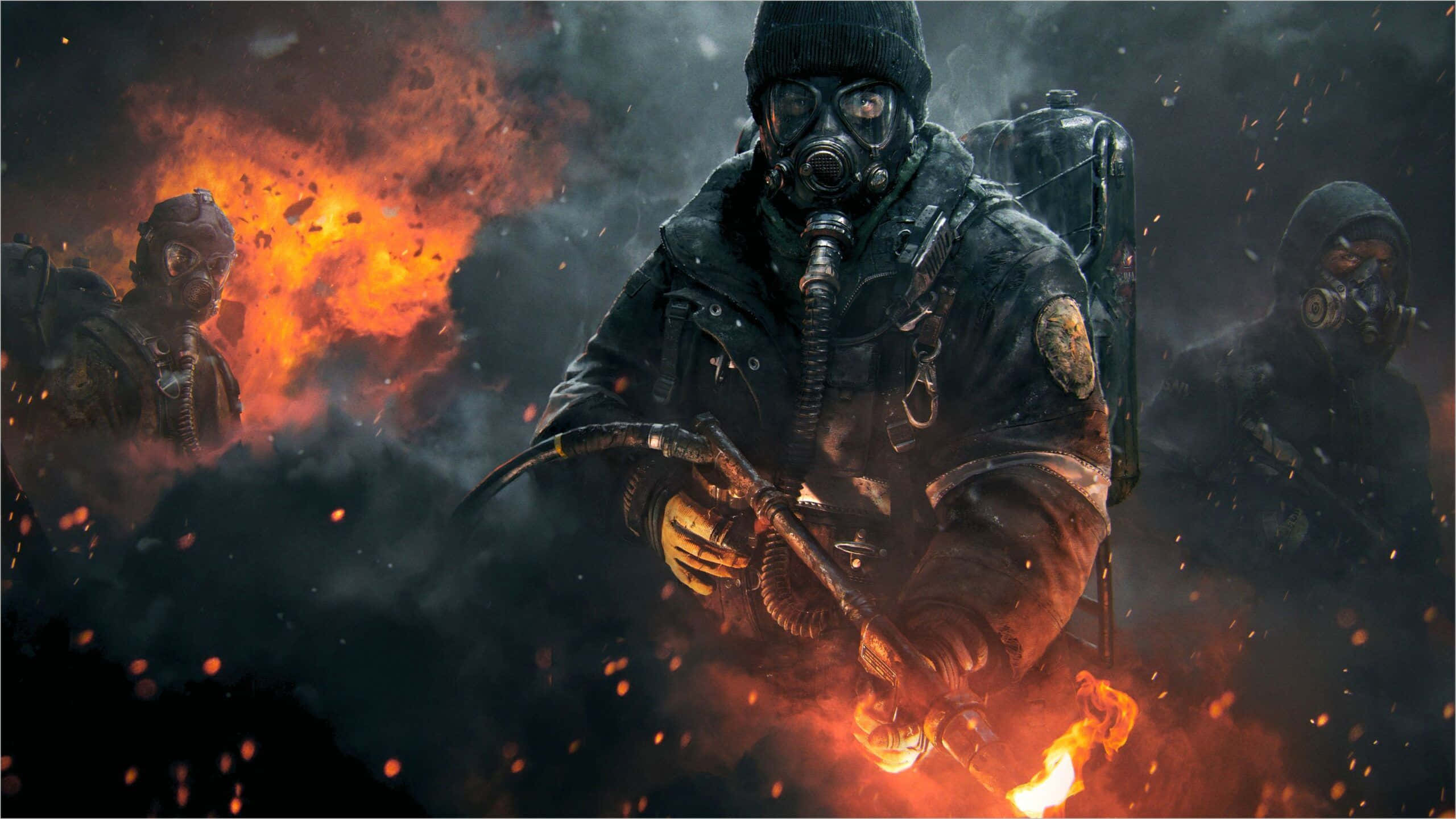 Dark Gaming 桌布 壁紙 — 三名身穿裝甲、戴著防毒面具的士兵在煙霧和火焰中前進，手持火焰噴射器，身處戰區。