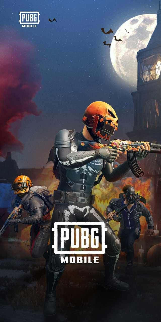 pubg mobile 桌布 壁紙 — 三名身穿裝甲的 PUBG Mobile 玩家在滿月下、蝙蝠飛舞的火焰廢墟中蹲伏。