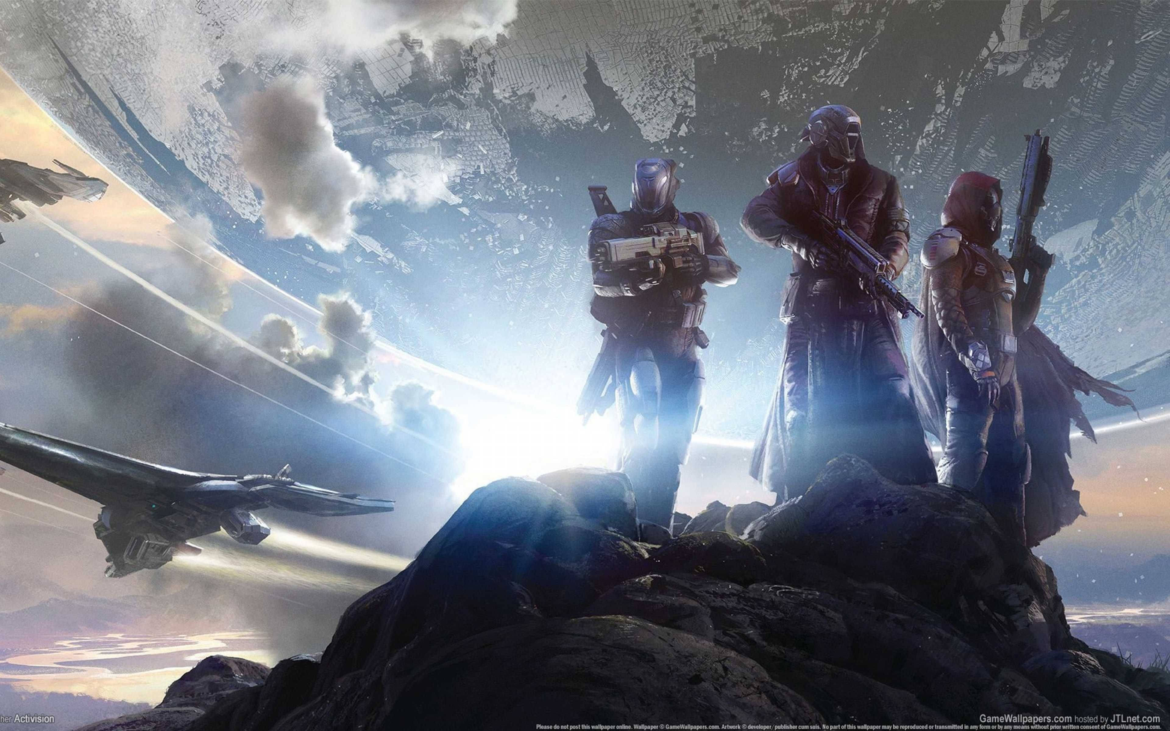 destiny 4K 桌布 壁紙 — 三名身穿裝甲的太空士兵站在岩石露頭上，背景是一個巨大的行星，有雲和飛船，科幻場景。