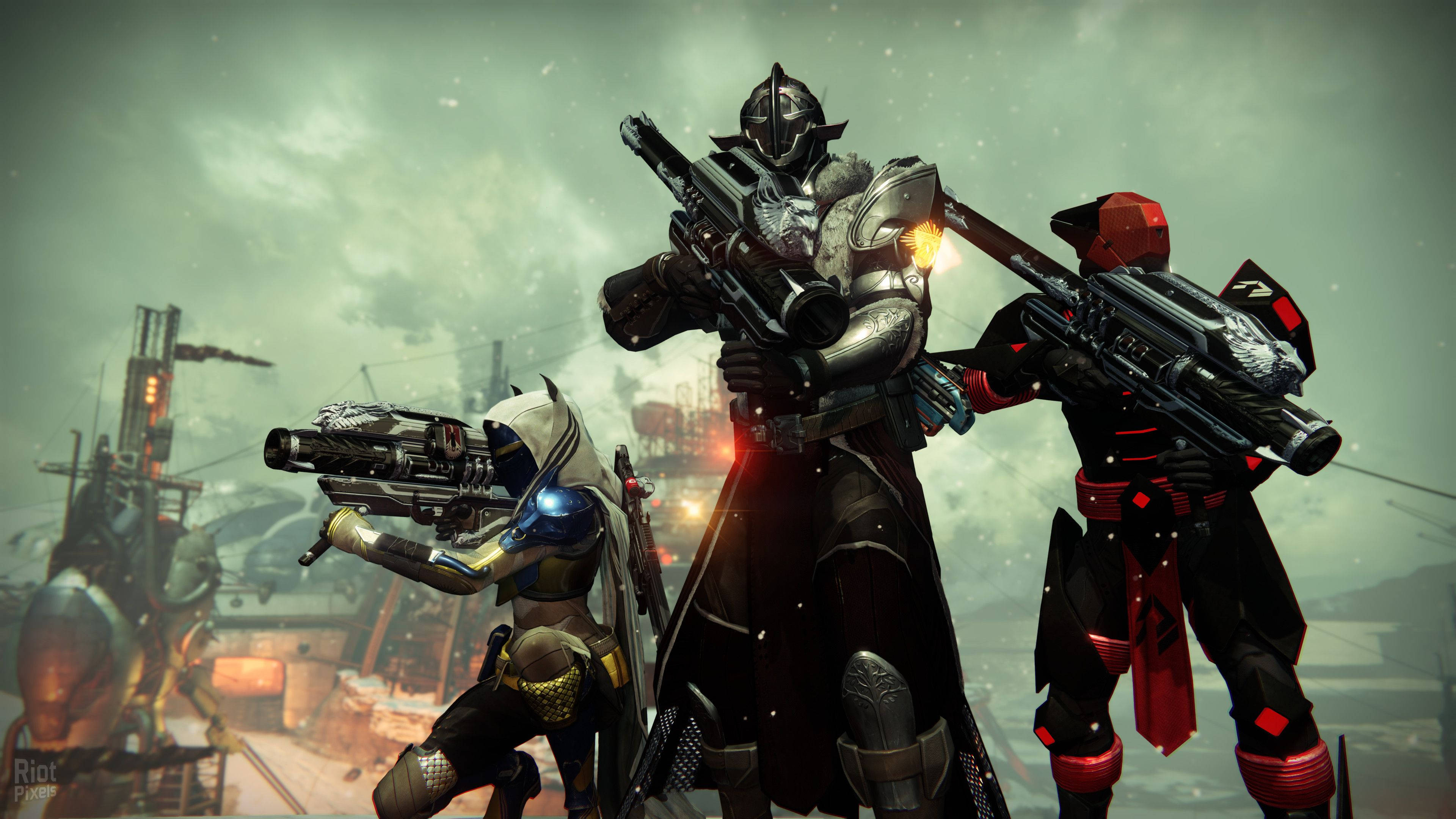 destiny 4K 桌布 壁紙 — 三名身穿裝甲的戰士手持未來武器，在陰天下的工業廢墟中準備就緒。