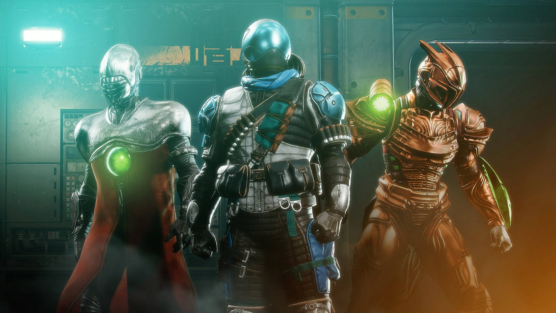 Destiny 2 桌布 壁紙 — 三名身穿裝甲的未來戰士站在一個昏暗的工業走廊中，閃爍著綠色和橙色的光芒。
