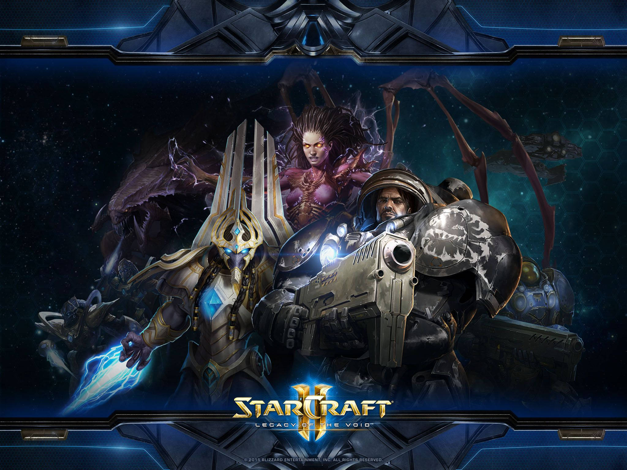 Starcraft 桌布 壁紙 — 三名身穿裝甲的科幻戰士，手持發光武器，與外星生物一起，在宇宙背景下傲然挺立。