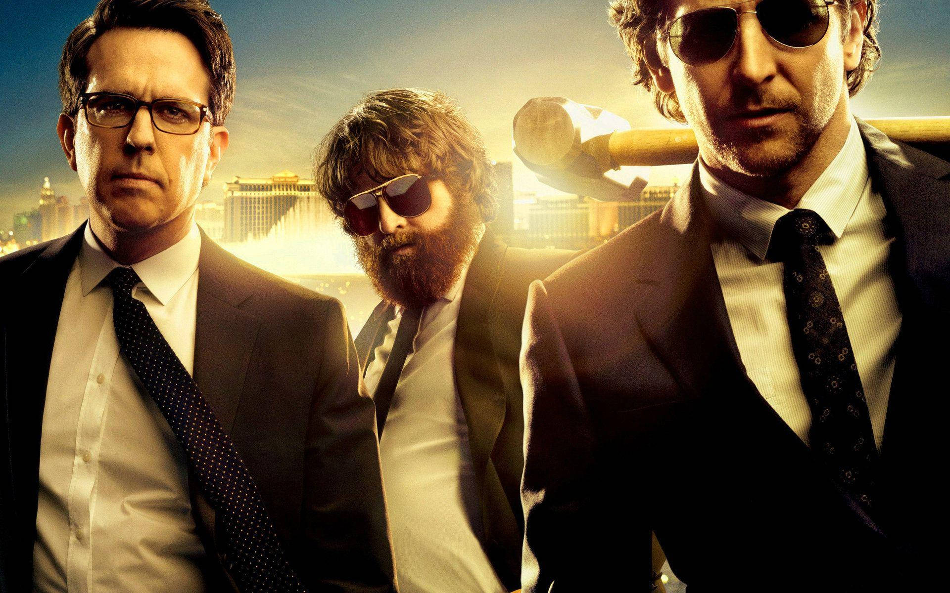 the hangover 桌布 壁紙 — 三名身穿西裝和太陽眼鏡的男子自信地站在閃爍的拉斯維加斯天際線前，背景有噴泉。