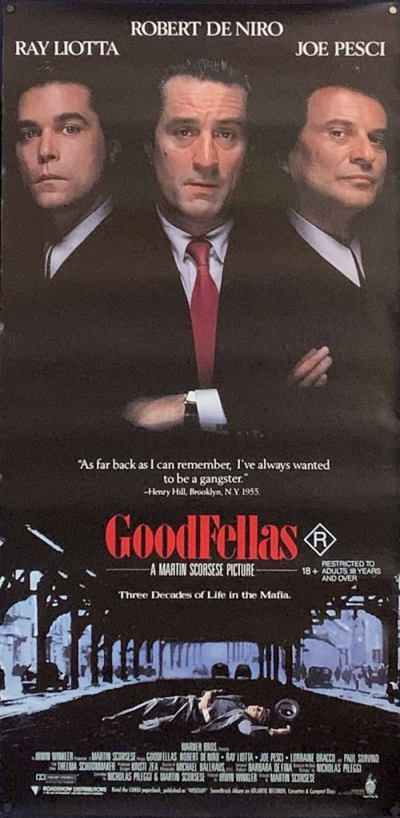 goodfellas 桌布 壁紙 — 三名身穿西裝的男子在黑暗背景下，下方有街景和屍體，凝視著。