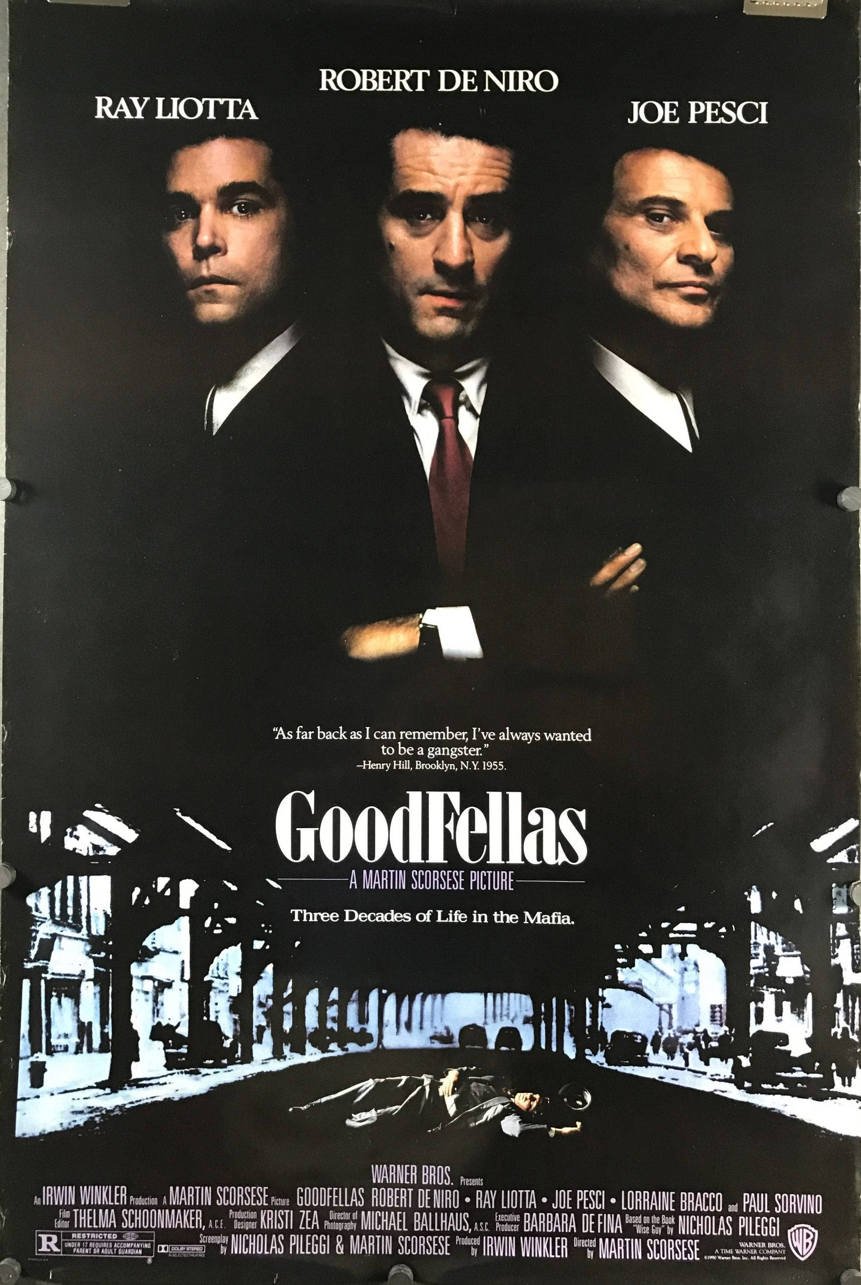 goodfellas 桌布 壁紙 — 三名身穿西裝的男子在黑暗背景下，下方是 gritty 的街景，他們凝視著。