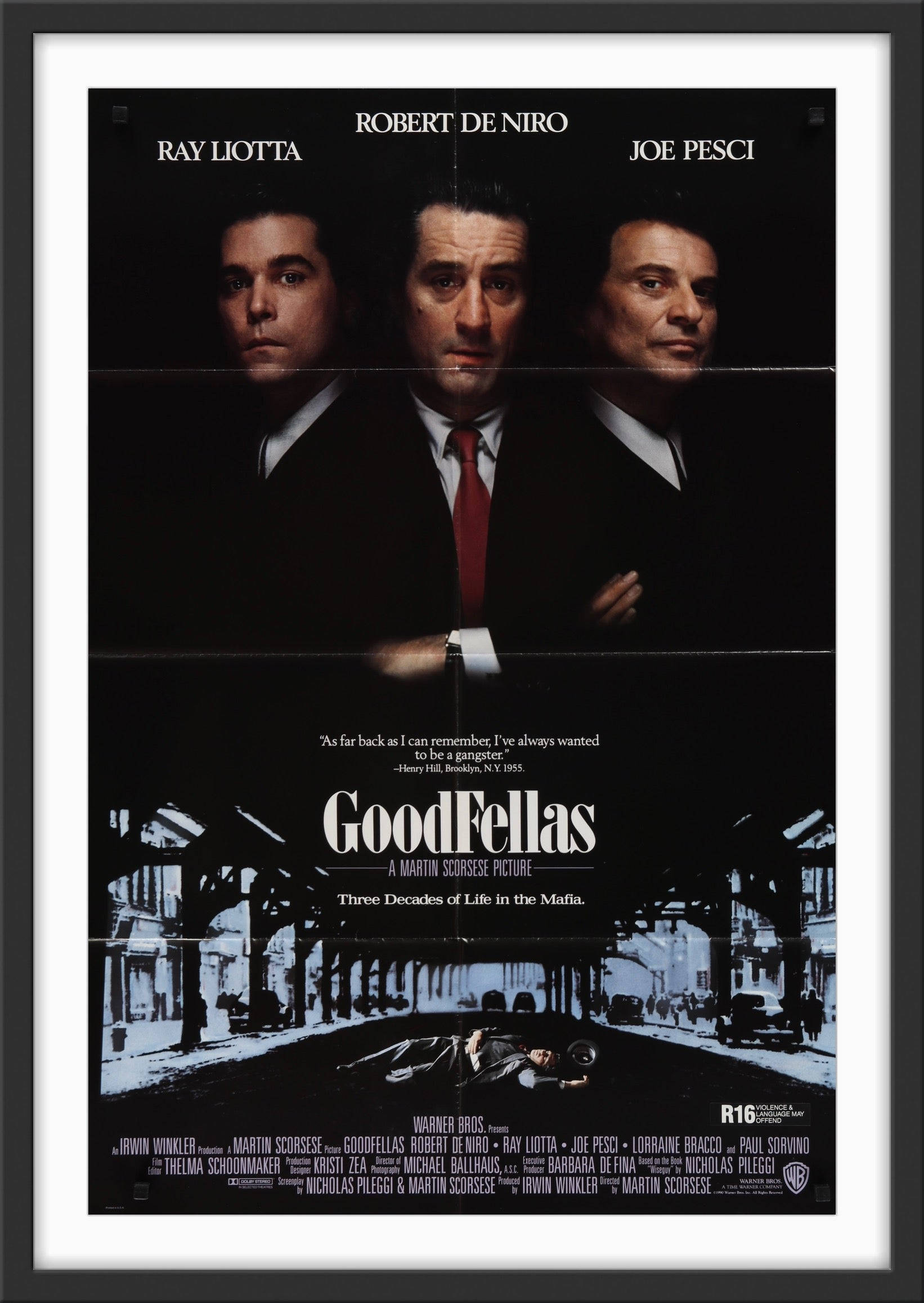 goodfellas 桌布 壁紙 — 三名身穿西裝的男子從一張黑暗的海報中俯視，海報上有一條街道場景，地上躺著一具屍體。