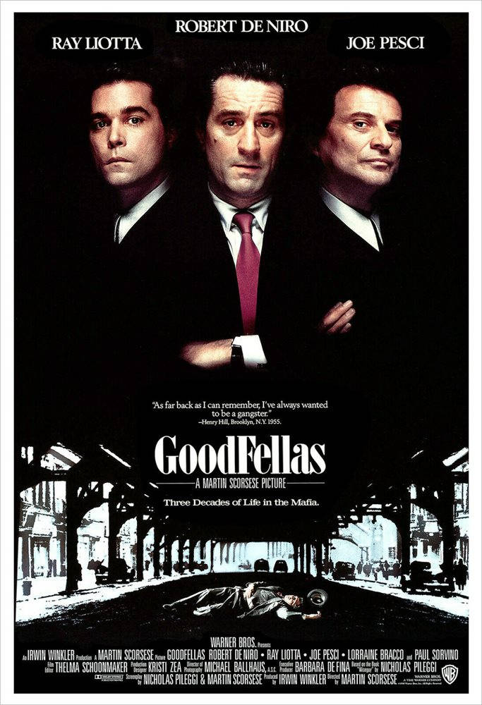 goodfellas 桌布 壁紙 — 三名身穿西裝的男子從黑色背景向下凝視，俯瞰一條街道場景，地上躺著一具屍體。