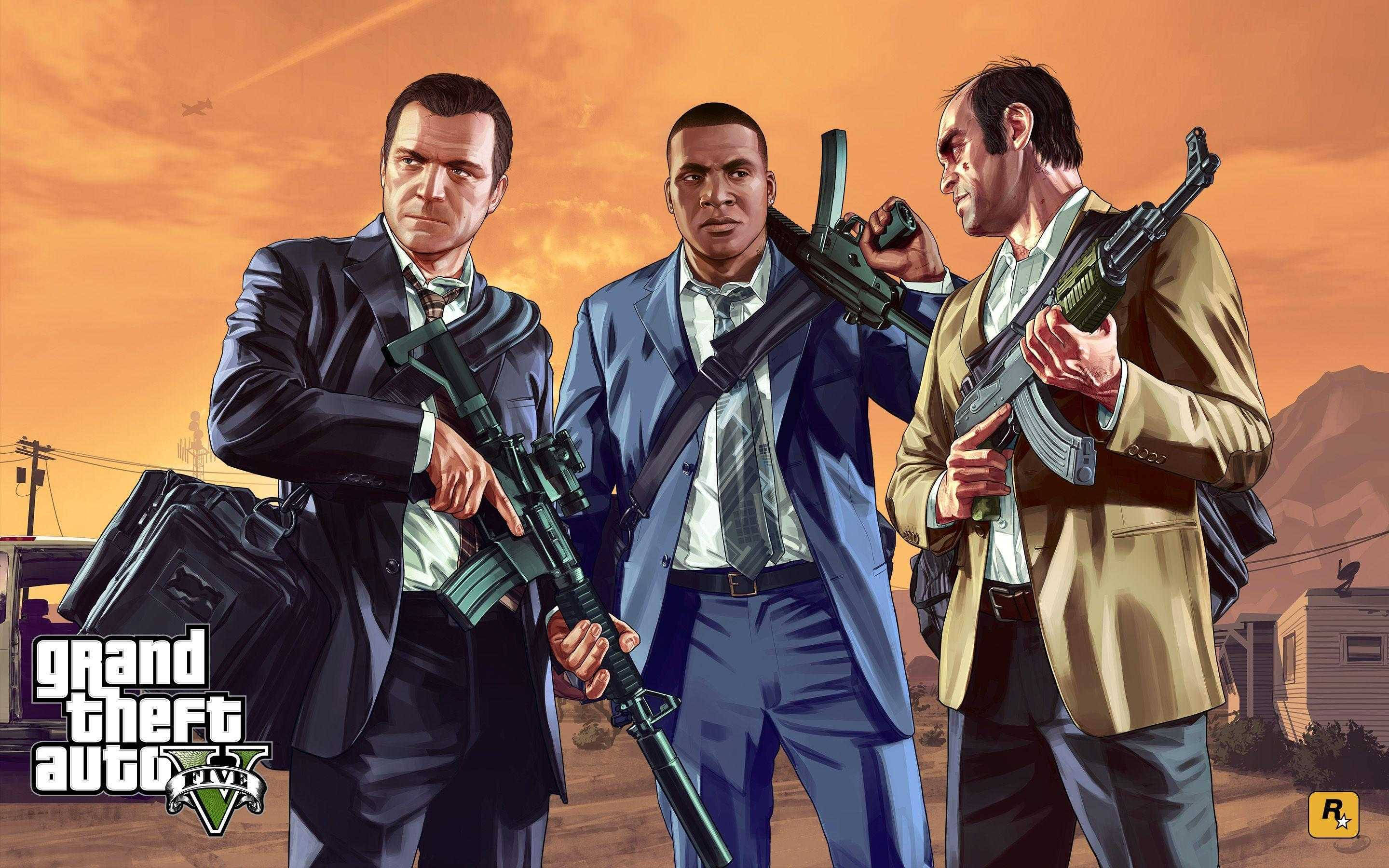 Gta 桌布 壁紙 — 三名身穿西裝的男子手持步槍，在沙漠小鎮的夕陽下，身處 gritty 的電子遊戲場景中。
