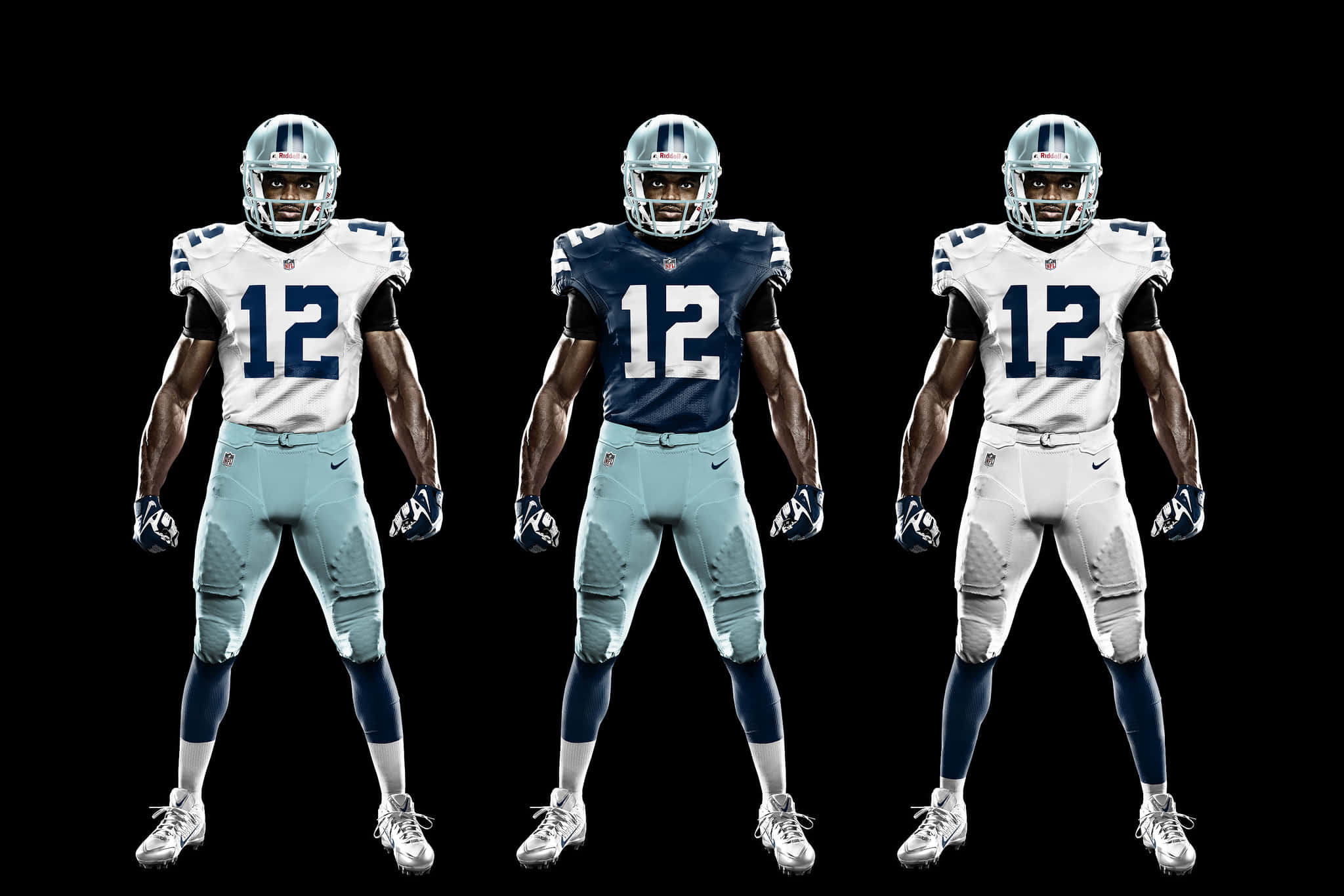 Dallas Cowboys Players 桌布 壁紙 — 三名身穿達拉斯牛仔隊球衣的美式足球員自信地站在黑色背景前，展示球隊顏色和12號球衣。