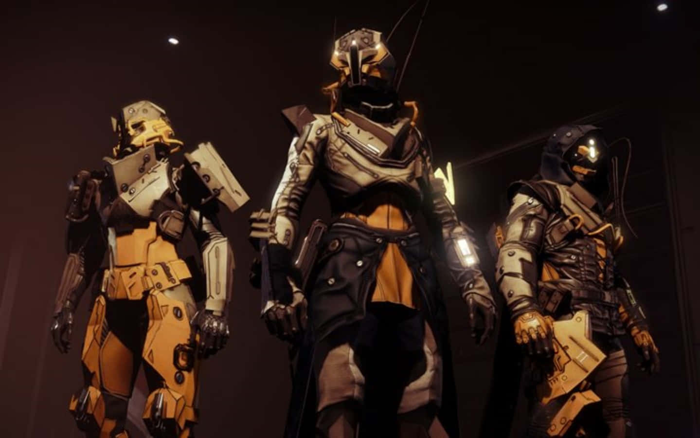 Destiny Characters 桌布 壁紙 — 三名身穿金色和黑色裝備的裝甲未來戰士站在光線昏暗的房間中，帶有發光點綴。