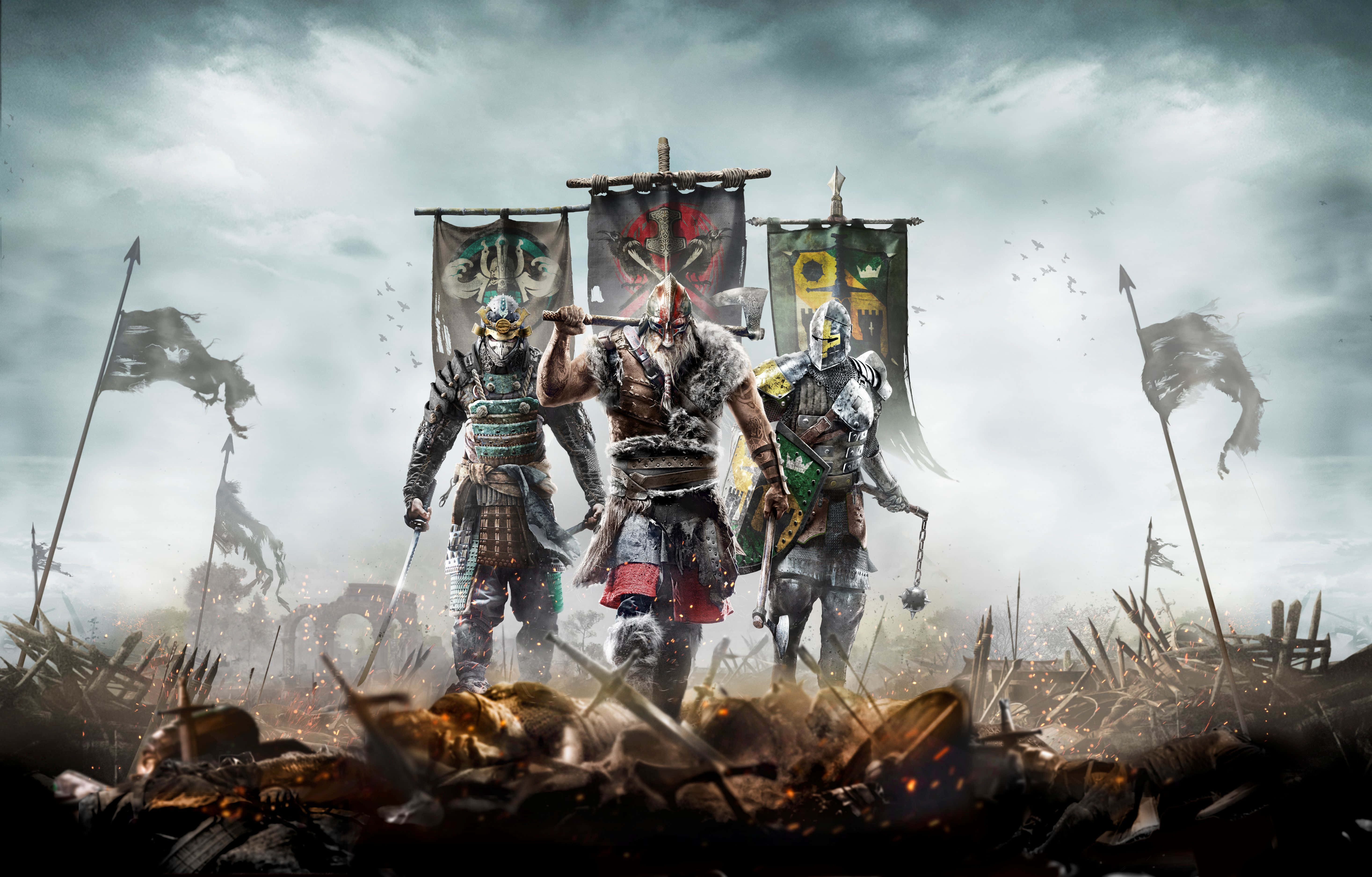 For Honor 桌布 壁紙 — 三名身穿鎧甲的戰士在暴風雨的天空下，站在散落著斷矛和燃燒餘燼的戰場上，表現出挑釁的姿態。