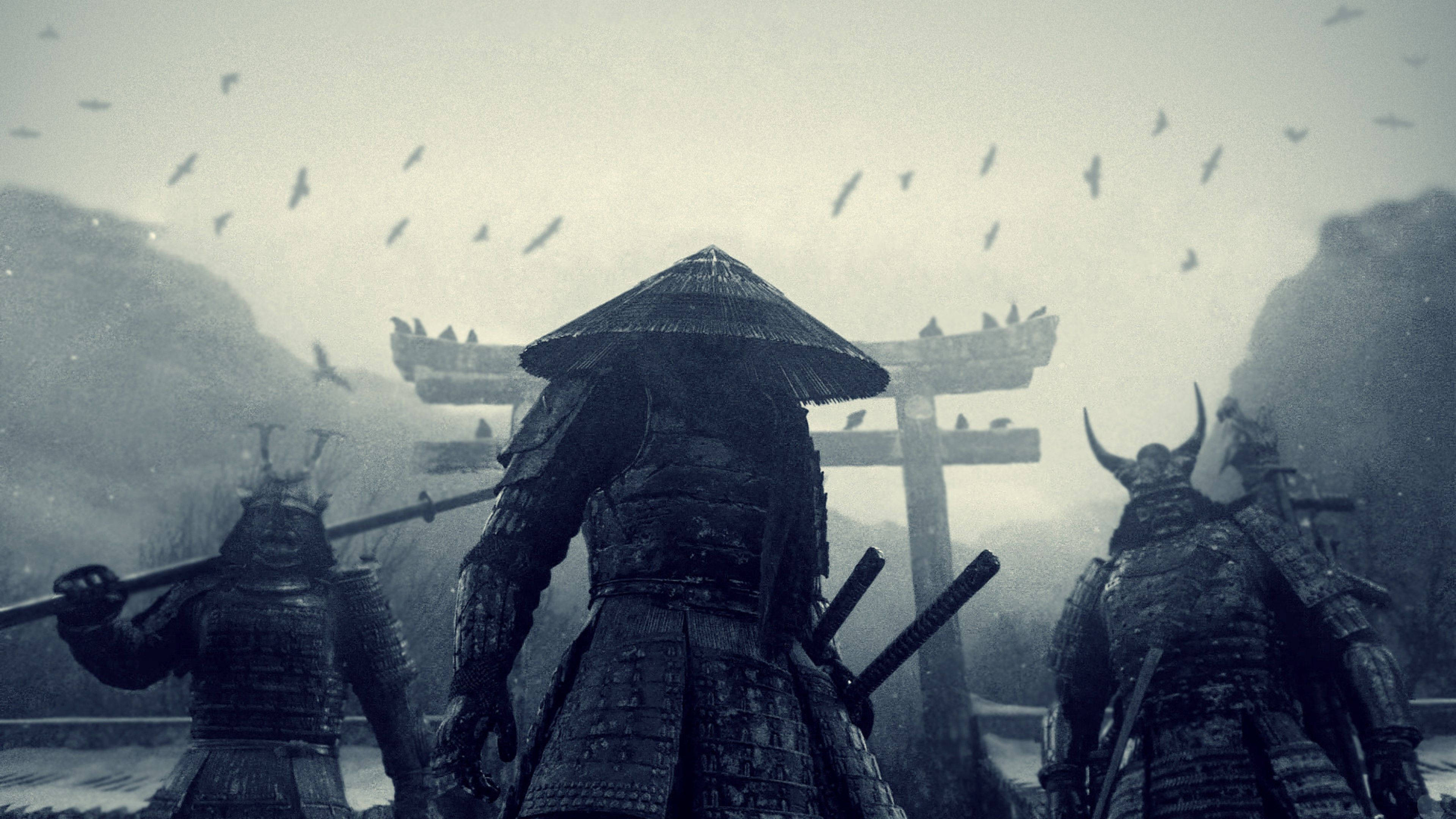 日本武士 桌布 壁紙 — 三名身穿鎧甲的武士在霧氣中寂靜地站在鳥居前，鳥兒在頭頂飛過，呈現單色調。