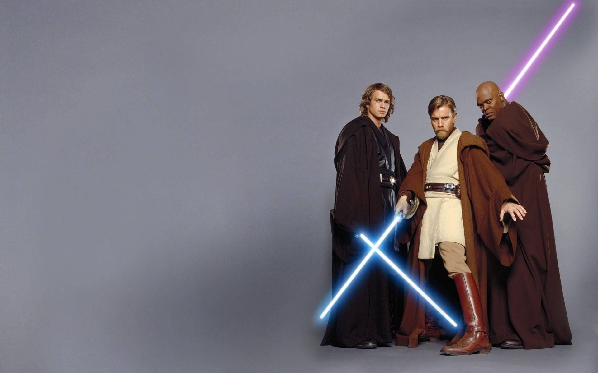 Lightsaber 桌布 壁紙 — 三名身穿長袍的絕地武士在純灰色工作室背景前，手持發出藍色和紫色光芒的光劍。