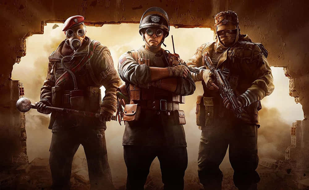 Rainbow Six Siege Thermite 桌布 壁紙 — 三名身穿防毒面具和戰鬥裝備的堅毅士兵，在廢墟門口挑釁地站立，背景是朦朧的金色。