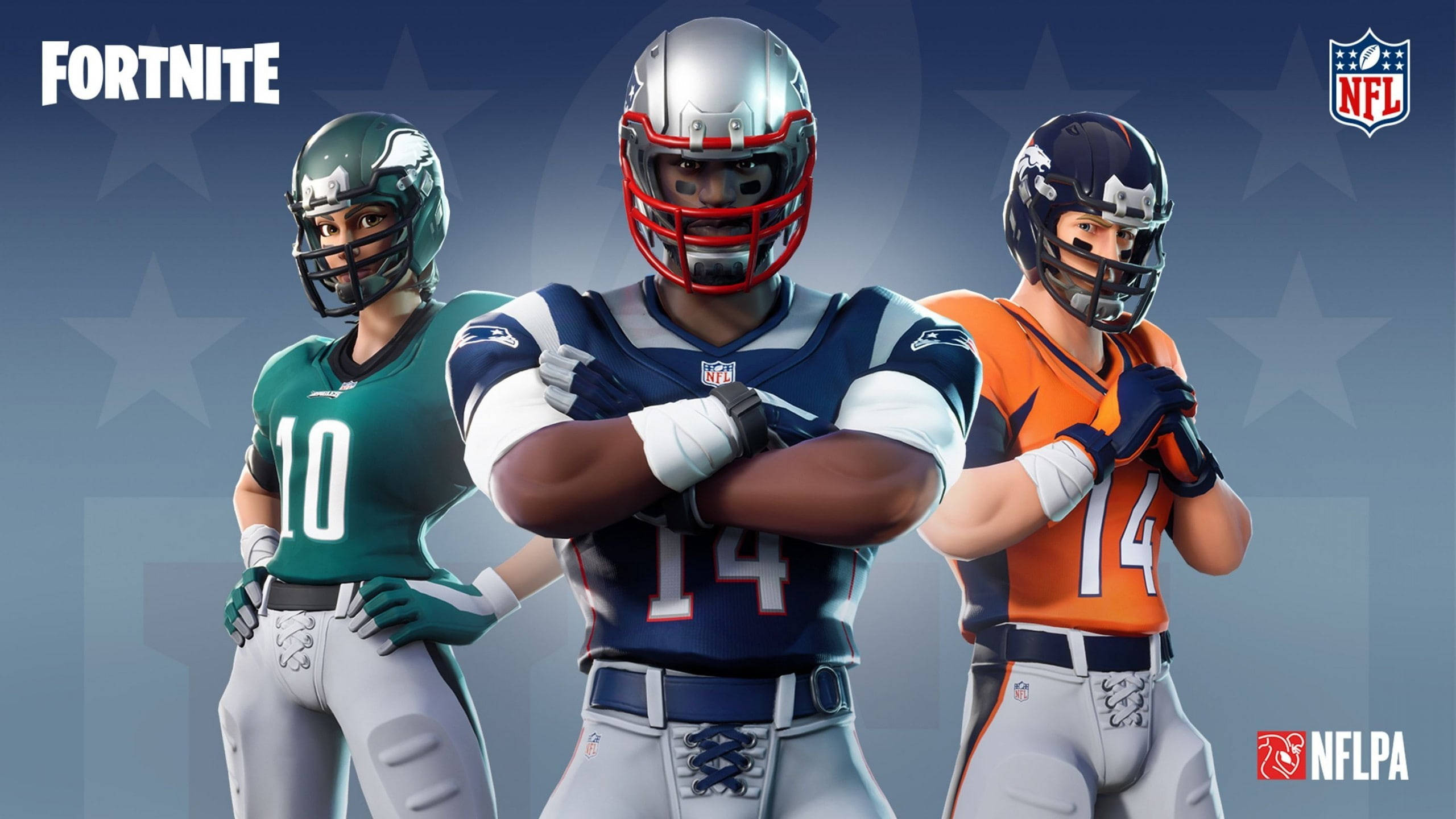 Fortnite 桌布 壁紙 — 三名身穿隊服的Fortnite NFL足球員自信地站在星空藍色背景前。